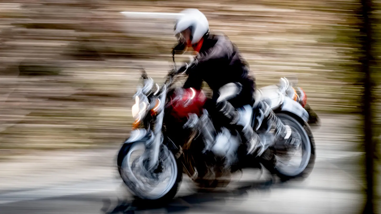 Die Polizei weist darauf hin, dass es zu Saisonbeginn erfahrungsgemäß häufiger zu Verkehrsunfällen mit Beteiligung von Motorrädern kommt.  (Symbolbild: Peter Steffen/dpa)