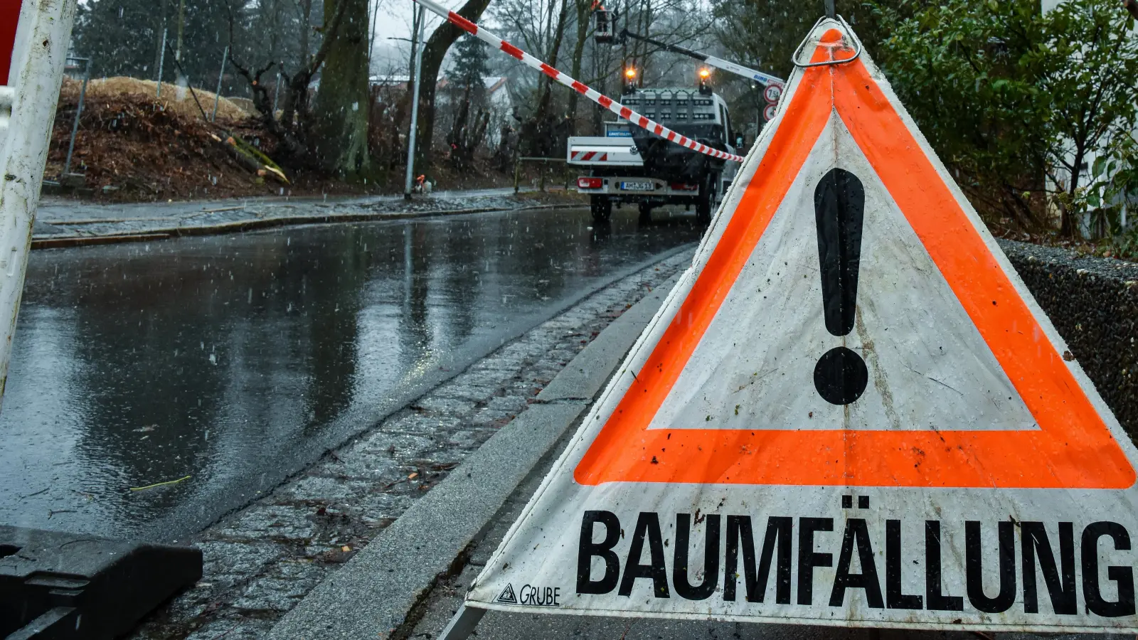 In Amberg wird am Dienstag, 18. Februar, der obere Teil des Mariahilfbergweges gesperrt. Mit den Arbeiten war bereits am Donnerstag, 13. Februar, begonnen worden.  (Bild: Stephan Huber)