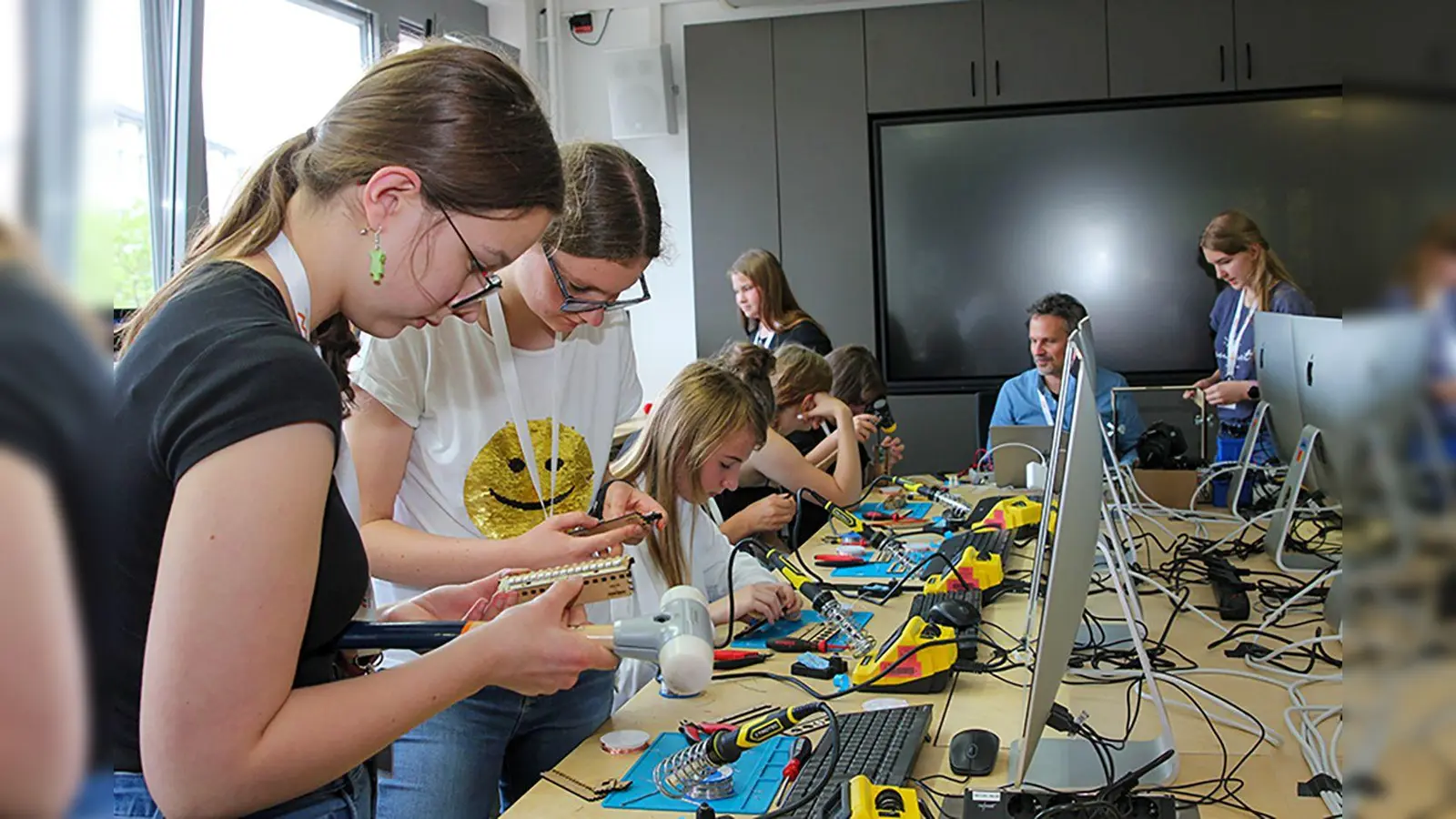 Im 3D-Druck-Workshop bauen die Mädchen bunt blinkende und programmierbare LED-Lichtorgeln. (Archivbild: Wiesel/OTH Amberg-Weiden/exb)