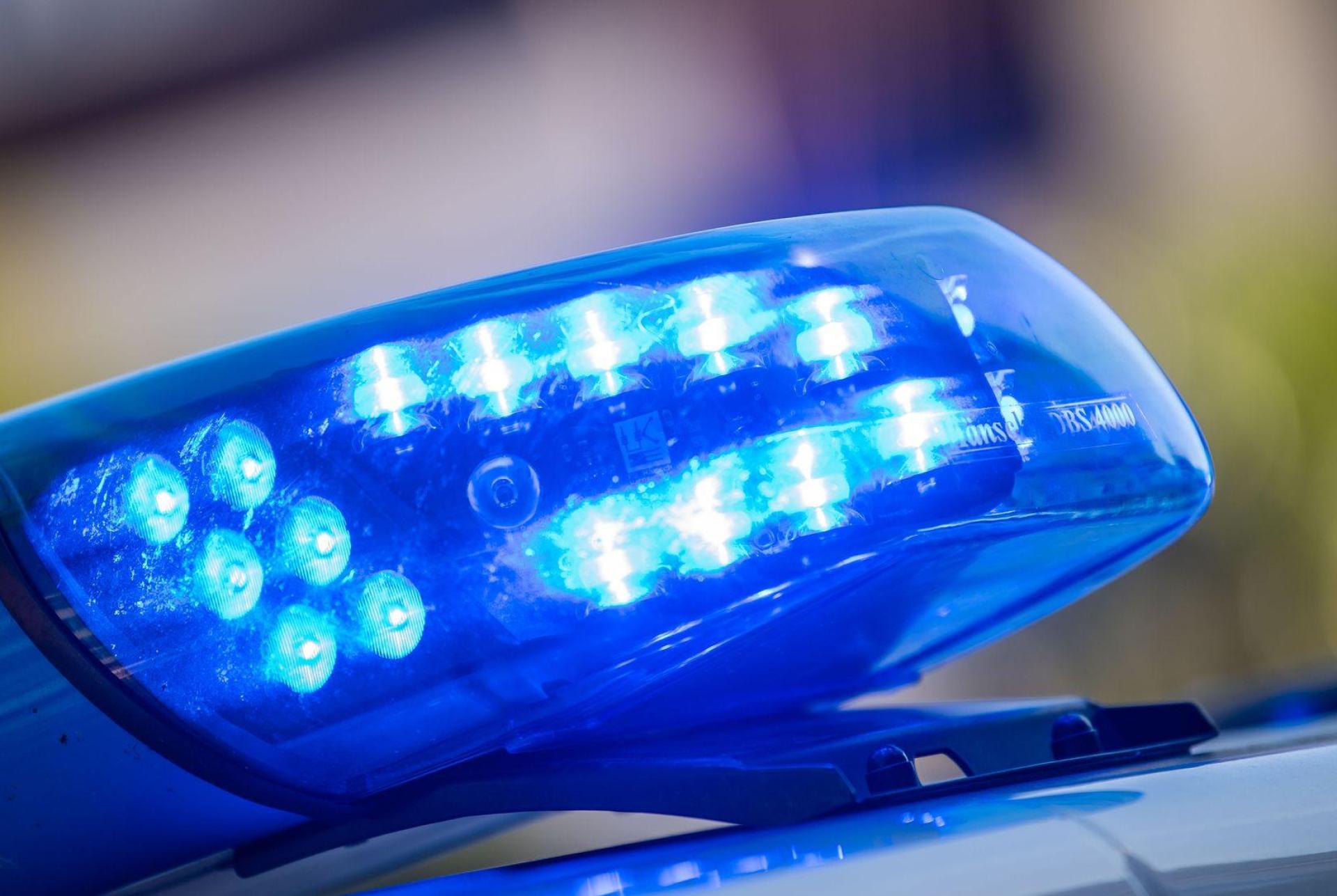 Die Polizei nahm den 14-jährigen Tatverdächtigen an seiner Wohnadresse fest. (Symbolbild)  (Bild: Lino Mirgeler/dpa)