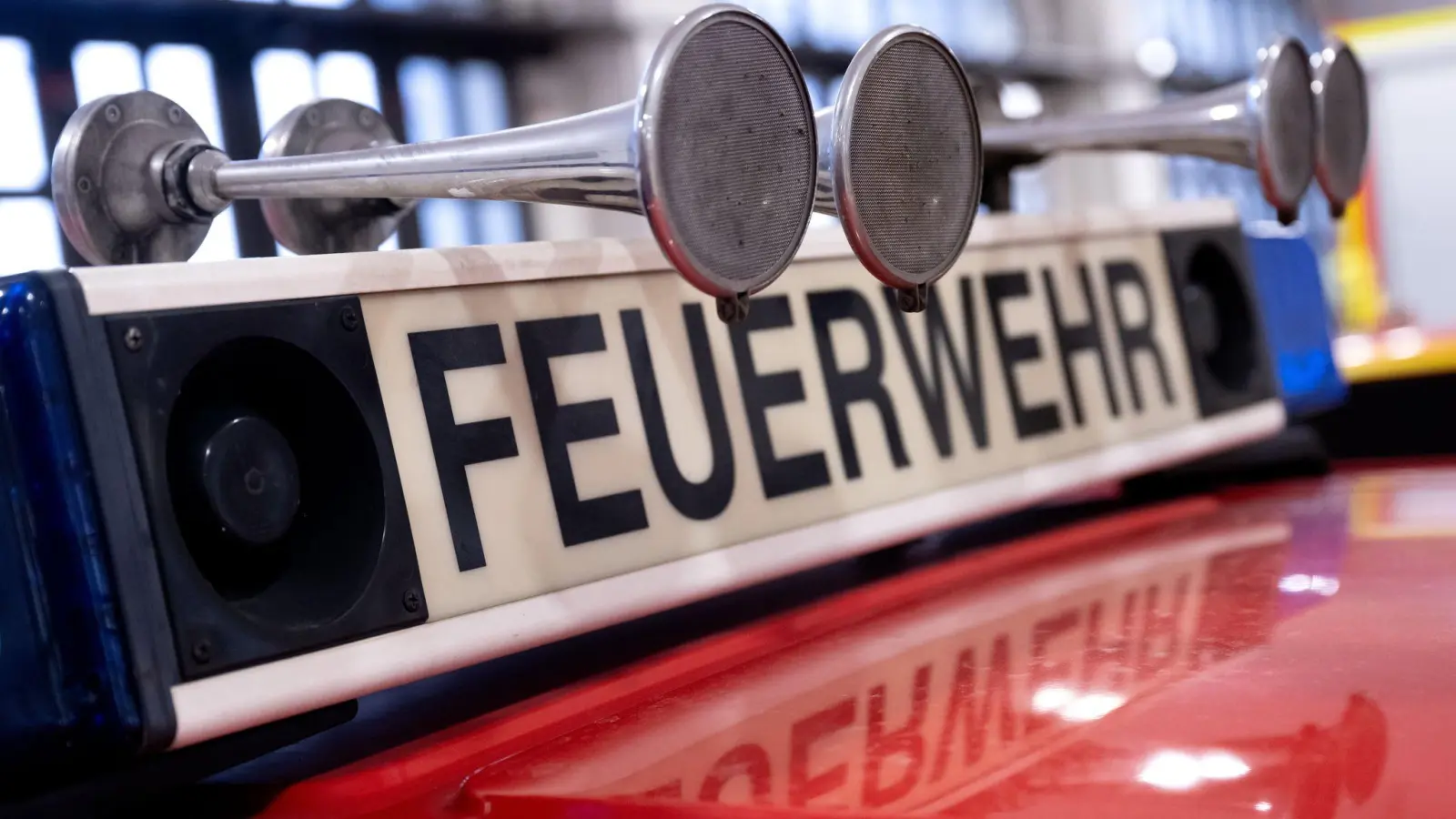 In Weiher, einem Ortsteil der Stadt Hirschau, brannte ein abgedroschenes Getreidefeld.  (Symbolbild: Sven Hoppe/dpa)