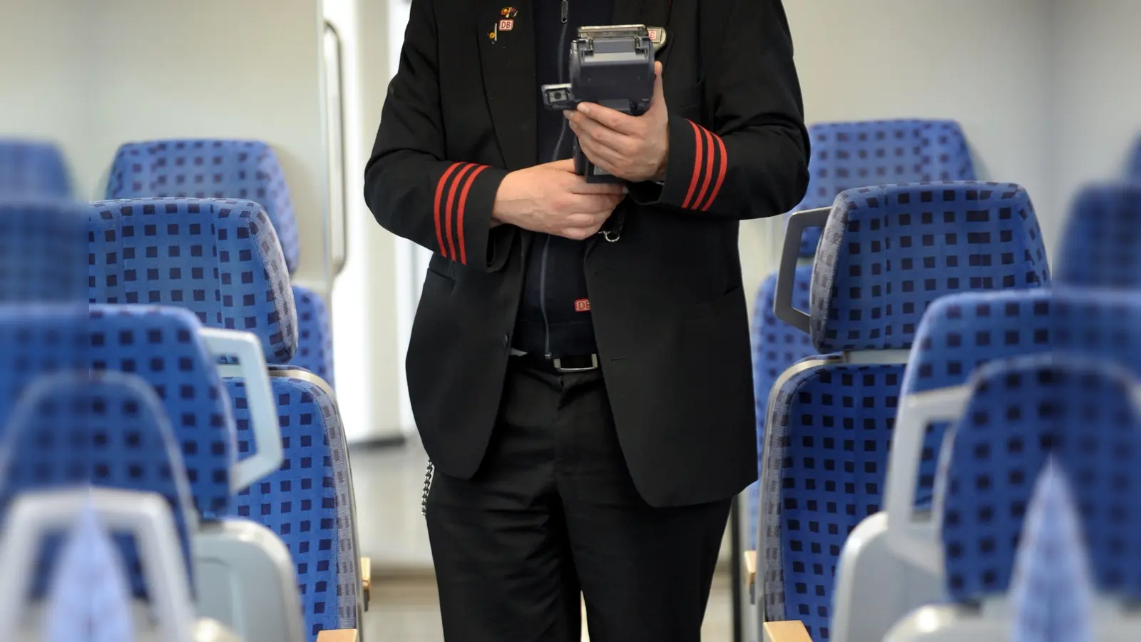 In Sulzbach-Rosenberg wurden zwei Männer von der Polizei aus dem Zug begleitet, weil sie keinen Fahrschein hatten. Eine Extra-Zahlung mussten sie ebenfalls leisten. (Symbolbild: Franz-Peter Tschauner)