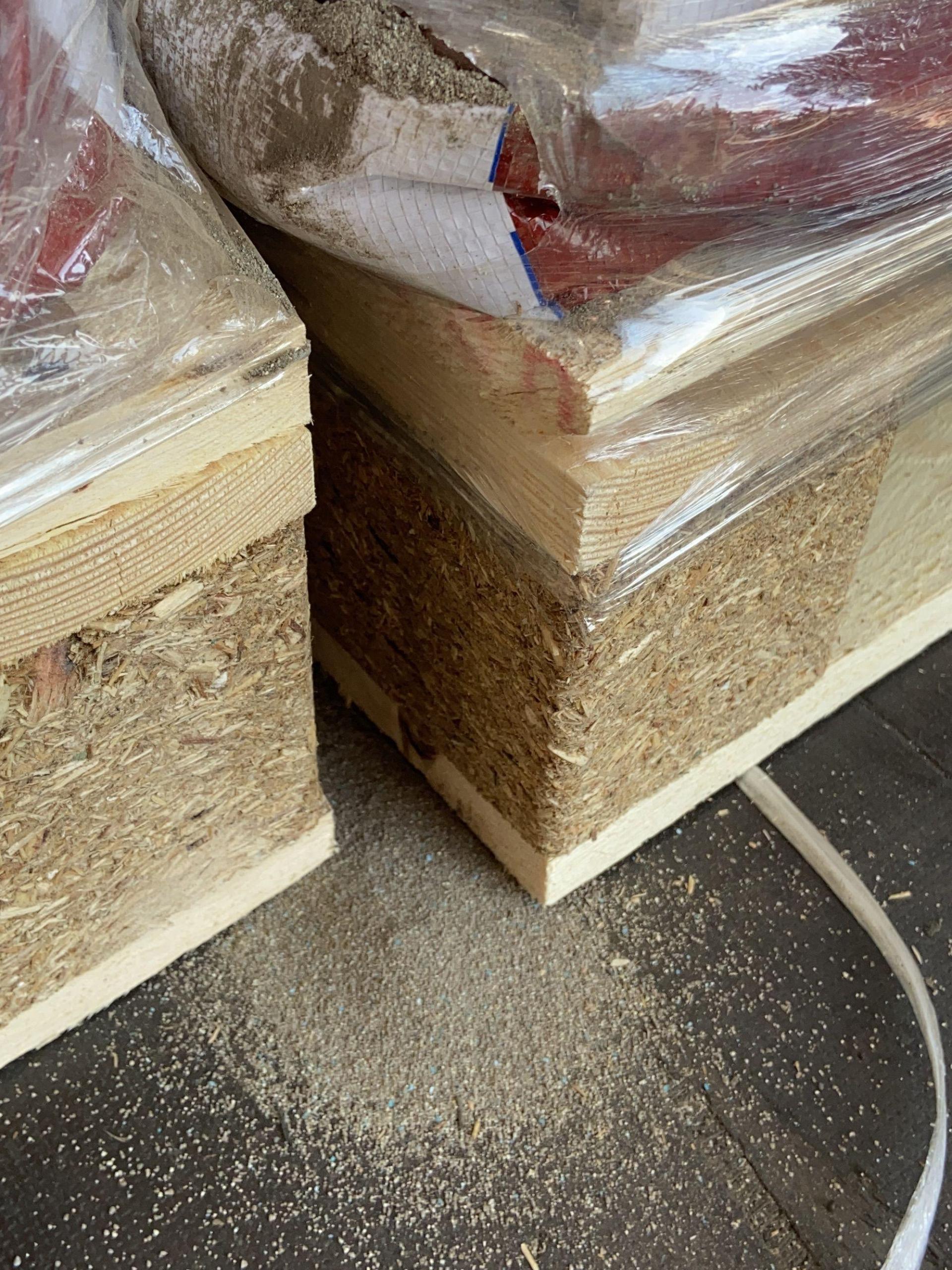 Bei einer Gefahrgutkontrolle auf der A 6 entdeckte die Polizei auf der Ladefläche eines Lastwagens einen beschädigten Sack, aus dem ein umweltgefährdender Stoff austrat. (Bild: VPI Amberg)