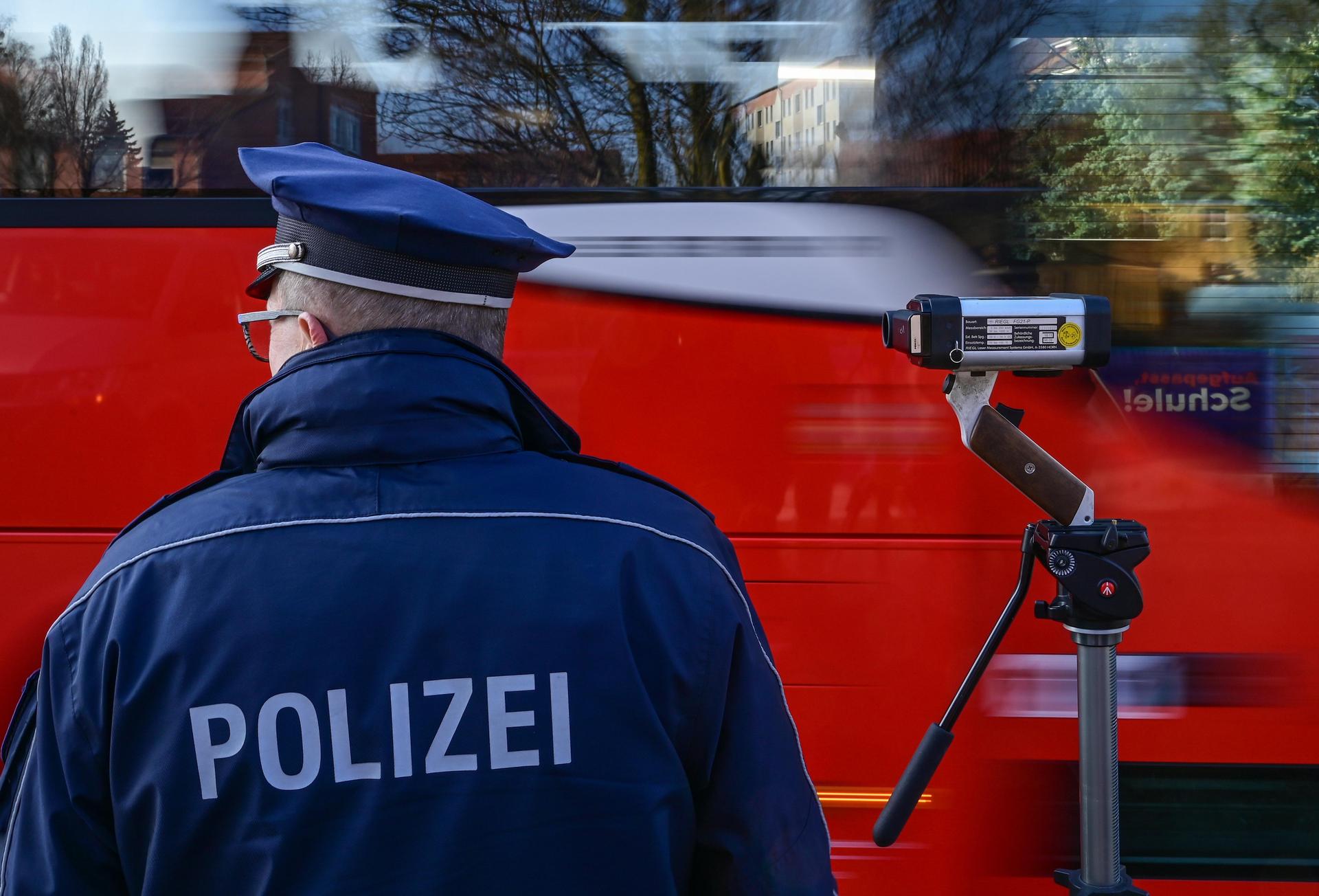 Polizeibeamte haben in Poppenricht die Geschwindigkeit kontrolliert.  (Bild: Patrick Pleul)