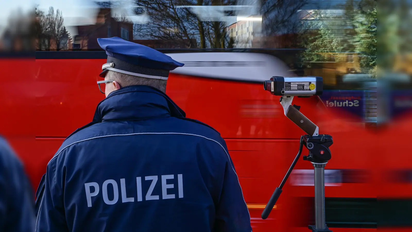 Polizeibeamte haben in Poppenricht die Geschwindigkeit kontrolliert.  (Bild: Patrick Pleul)