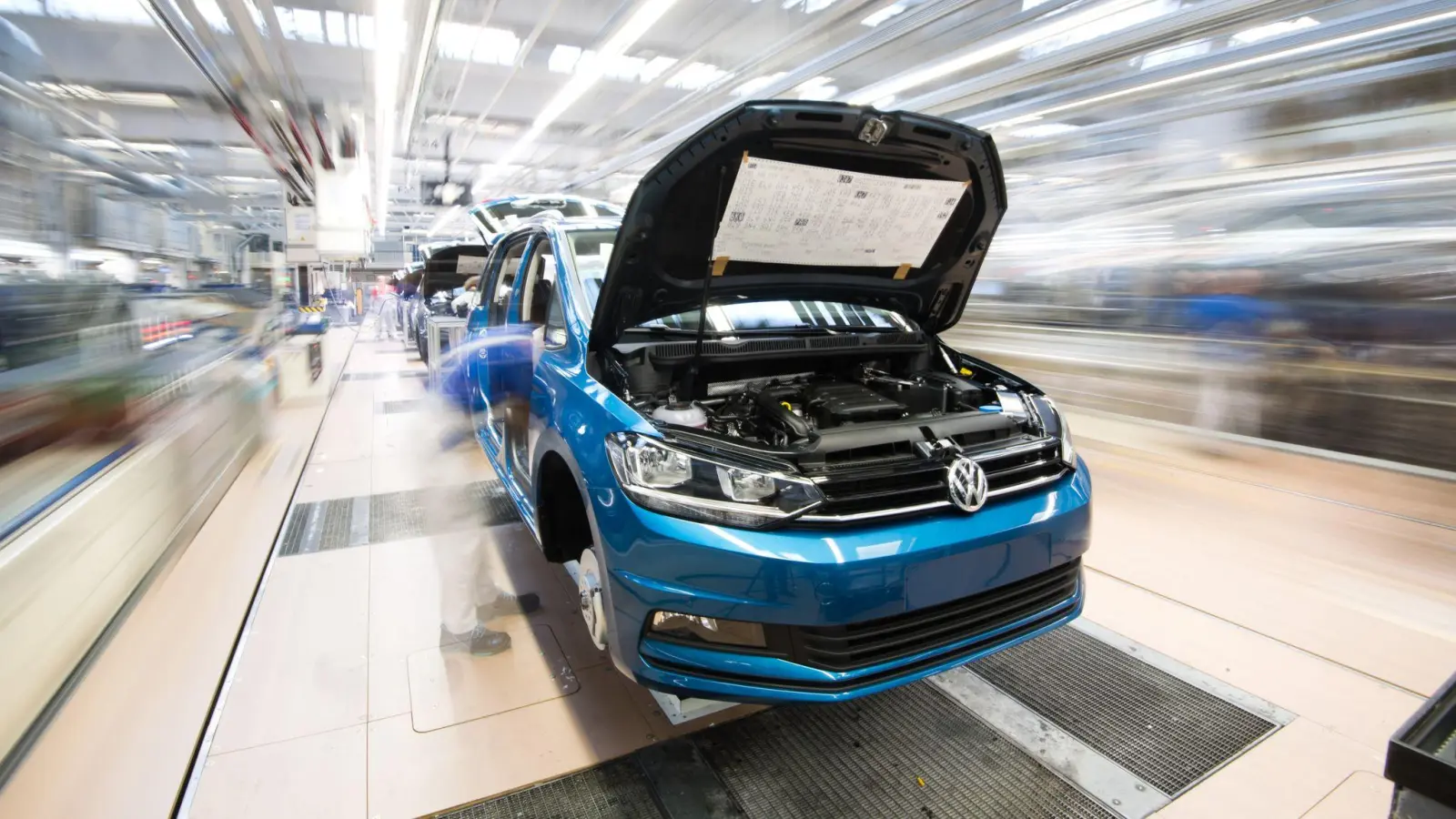 Potenziell von dem Problem betroffen: der VW Touran. (Archivbild) (Bild: Julian Stratenschulte/dpa)