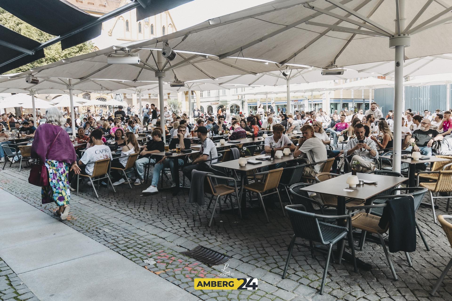 Die deutschen Fans hatten bis zum Ausscheiden des Teams Spaß und fieberten mit.  (Bild: Lolografie)