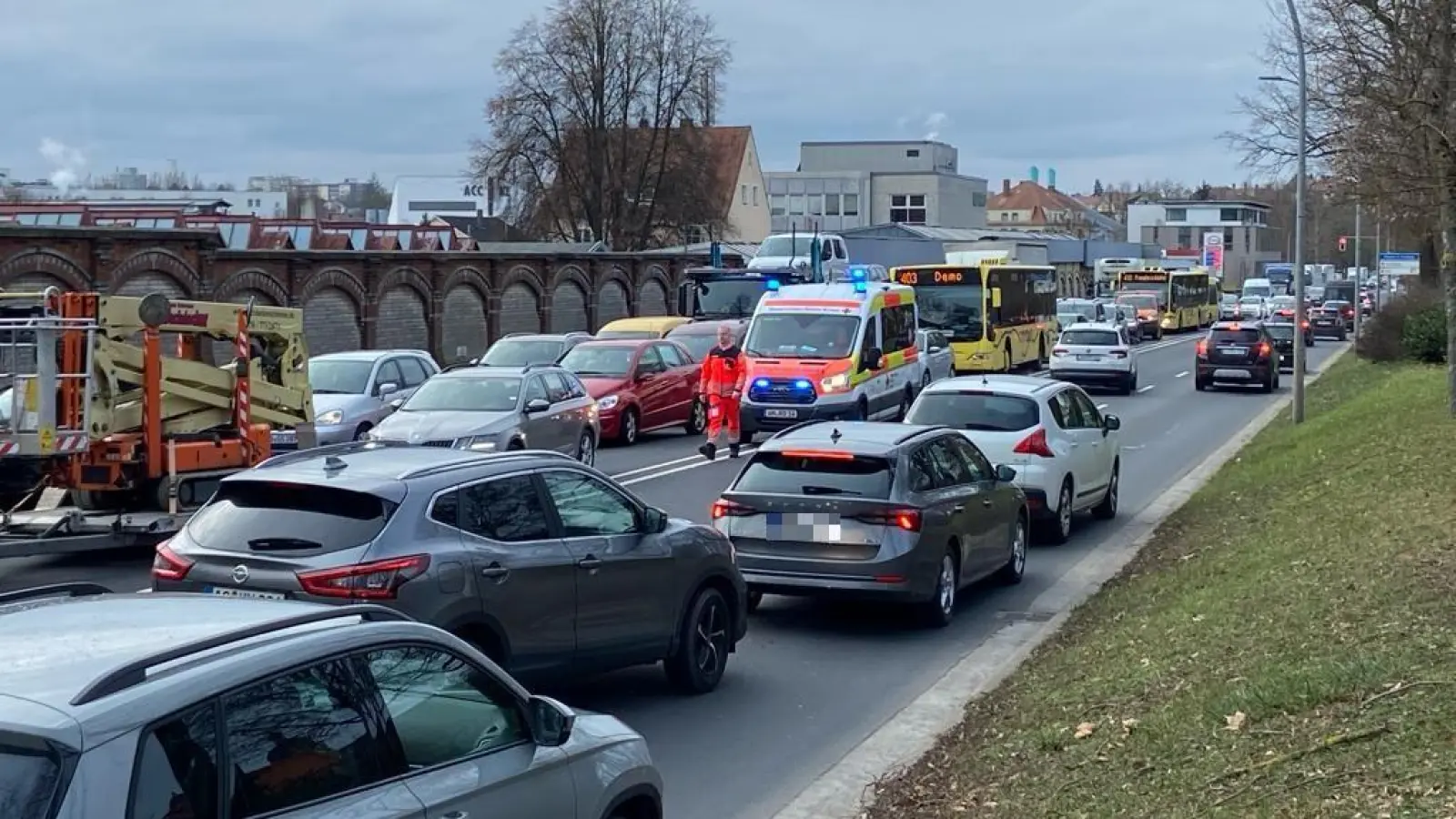 Sogar der Rettungswagen kam nicht mehr durch: Am Kaiser-Ludwig-Ring auf der B85 in Amberg war der Verkehr zusammengebrochen. Ein kilometerlanger Protestzug mit rund 600 Traktoren und anderen Fahrzeugen brachte den Verkehr stellenweise komplett zum Erliegen. (Bild: ass)