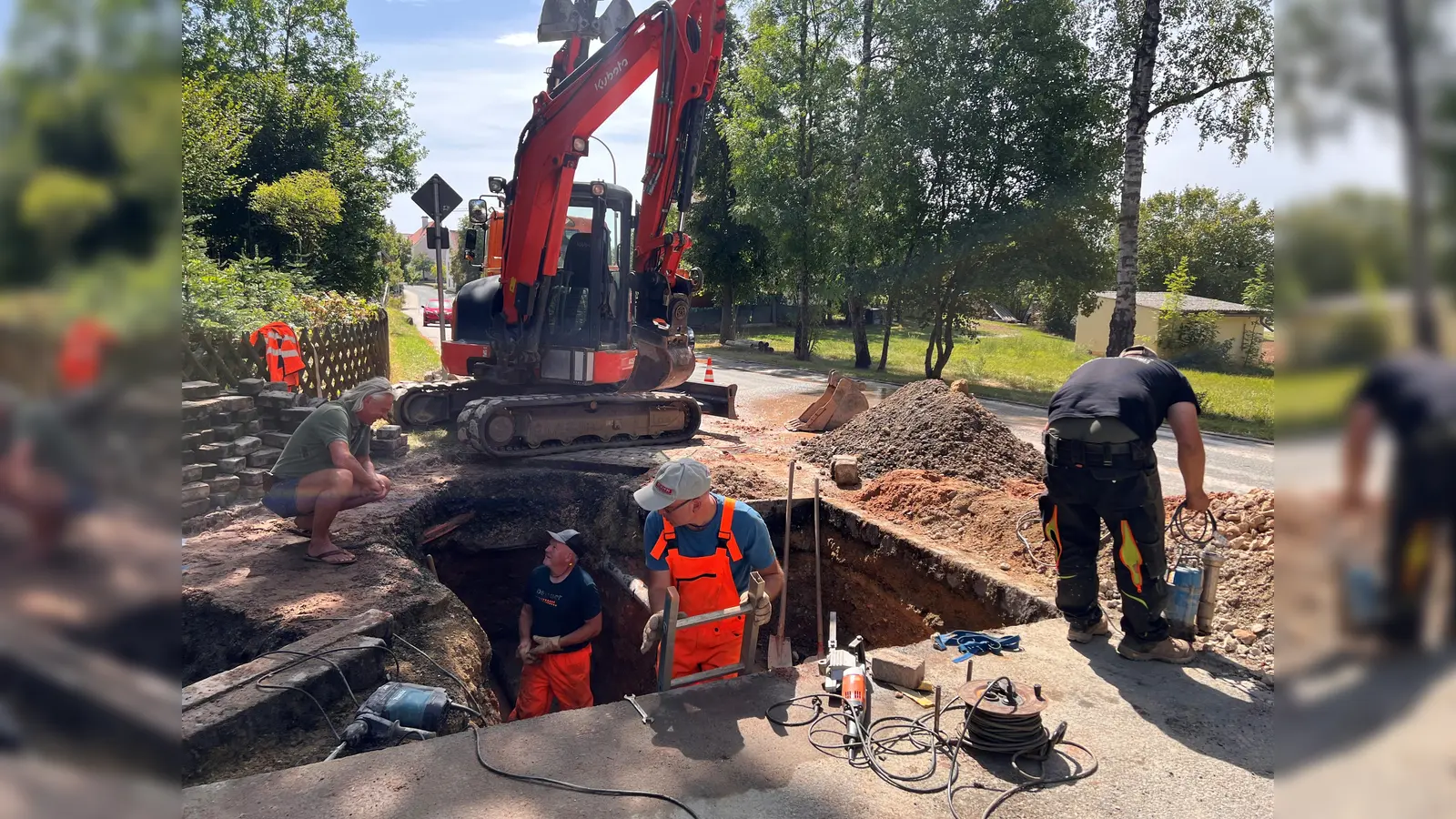 Ursulapoppenricht hat nach einem Wasserrohrbruch in der Nacht zum Donnerstag kein Trinkwasser. Der Mausberger Baggerführer Andreas Wisneth und die Arbeiter vom Hahnbacher Bauhof arbeiten an der Behebung des Schadens. Die defekte alte Leitung versuchen Stefan Pechtl und Joachim Zintl oberirdisch zu sichern und Hans Siegert und Jürgen Lindner arbeiten im Schacht an der Reparatur.  (Bild: Marianne Moosburger)