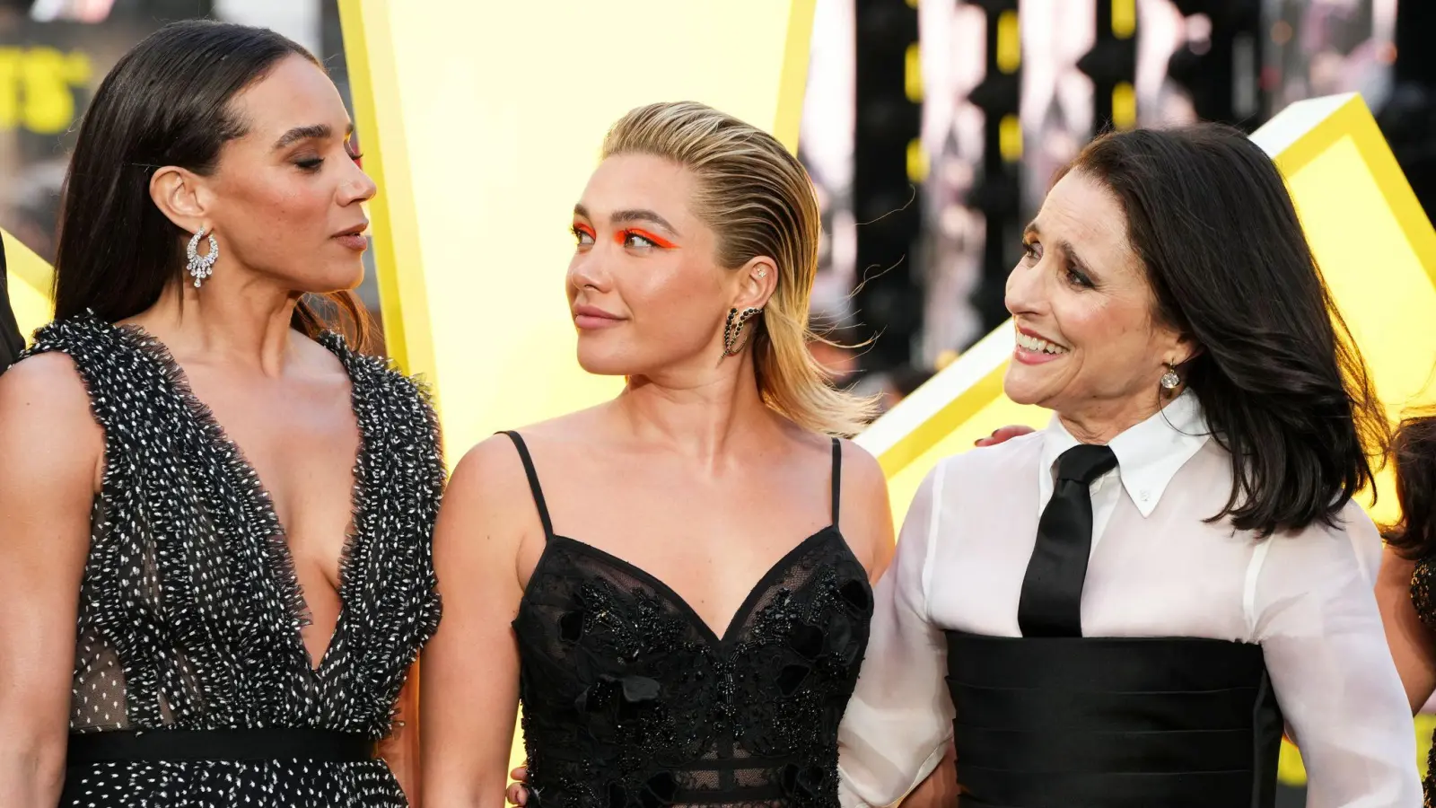 Die Schauspielerinnen Hannah John-Kamen (l-r), Florence Pugh und Julia Louis-Dreyfus kommen zu einer Vorführung des Films „Thunderbolts” in London zusammen. (Archivfoto) (Bild: Scott A Garfitt/Invision via AP/dpa)