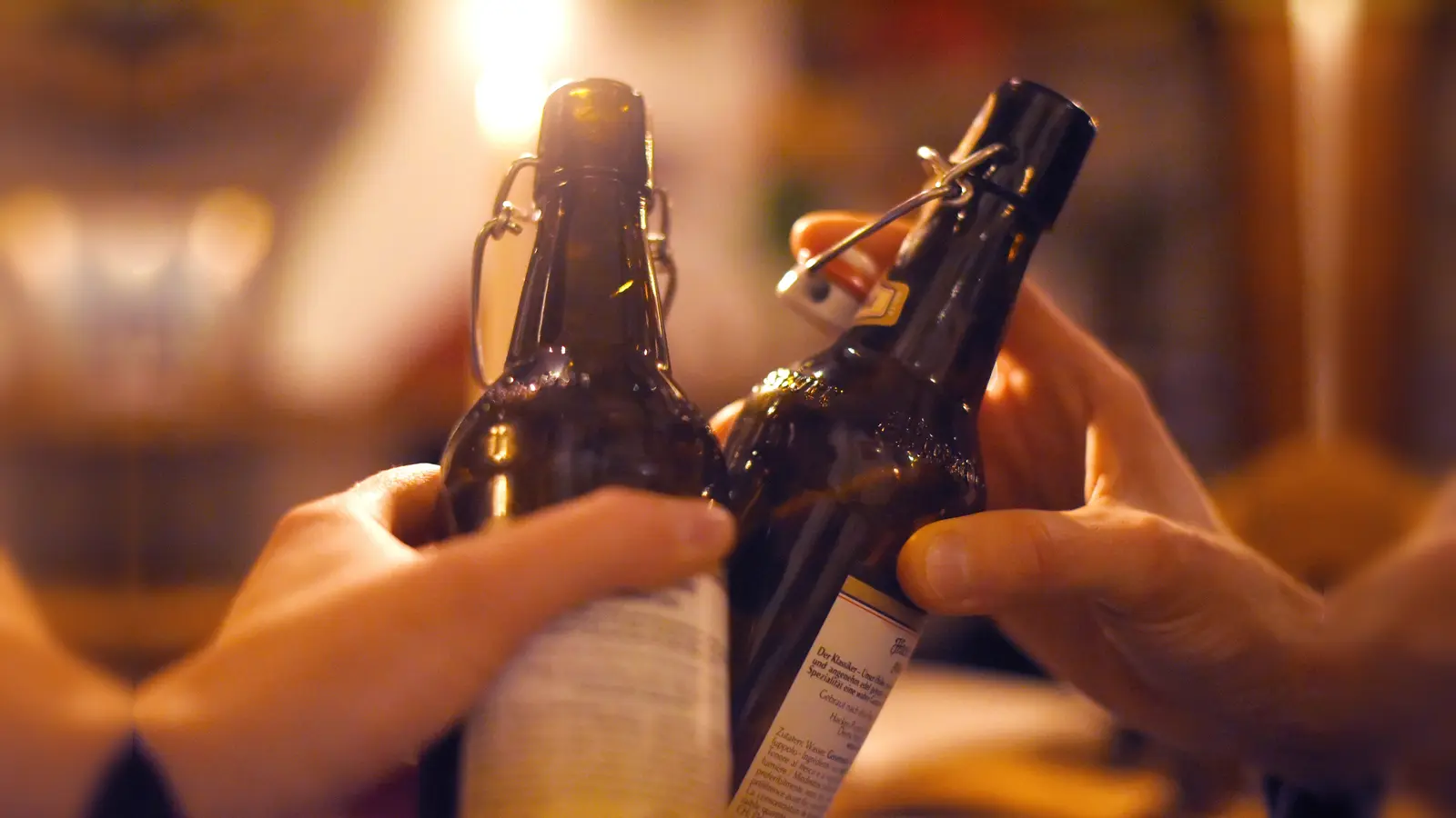 Ein Autofahrer hatte laut Polizei wohl „ein Bier zu viel” und musste aus dem Verkehr gezogen werden. (Bild: Angelika Warmuth/dpa)