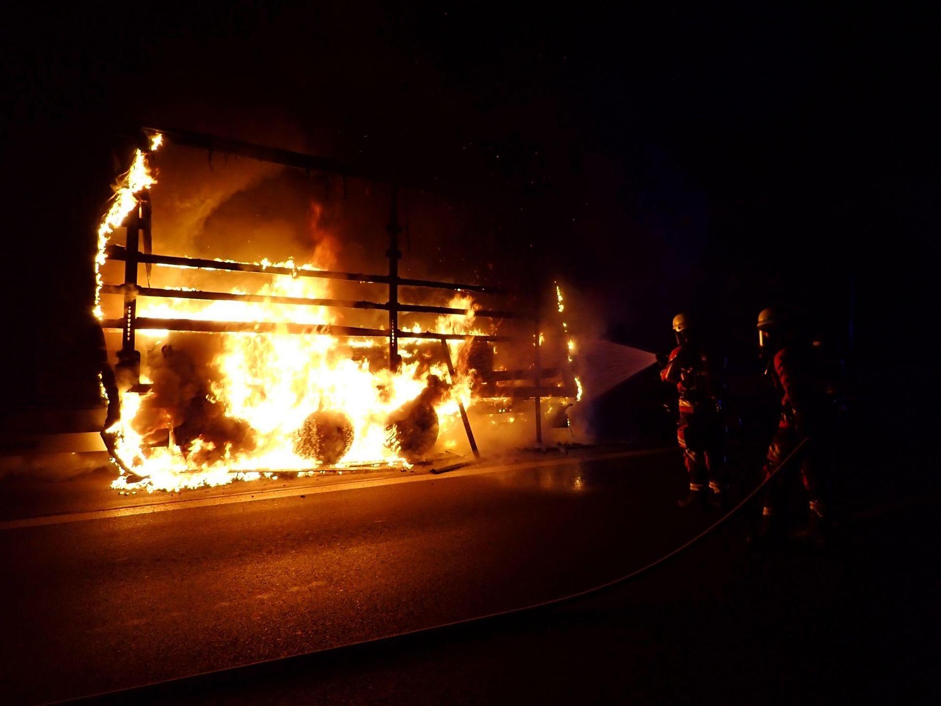 Auf der A93 bei Regensburg hat am Dienstagmorgen ein Lkw Feuer gefangen - mit einer großen Ladung Autobatterien. (Bild: Berufsfeuerwehr Regensburg)