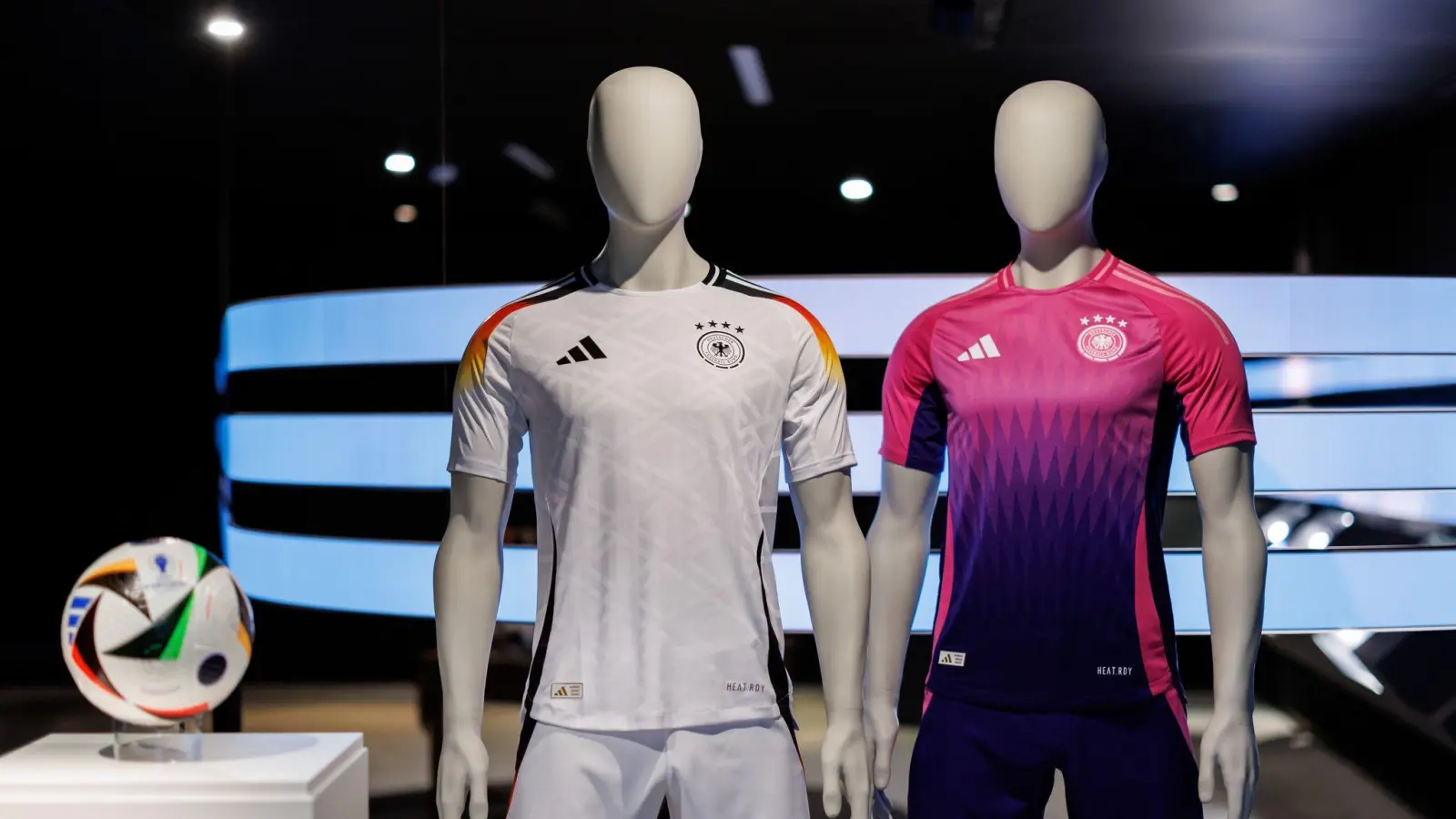 Die offiziellen Trikots der deutschen Fußball-Nationalmannschaft für die Heim-EM 2024. (Bild: Daniel Karmann/dpa)
