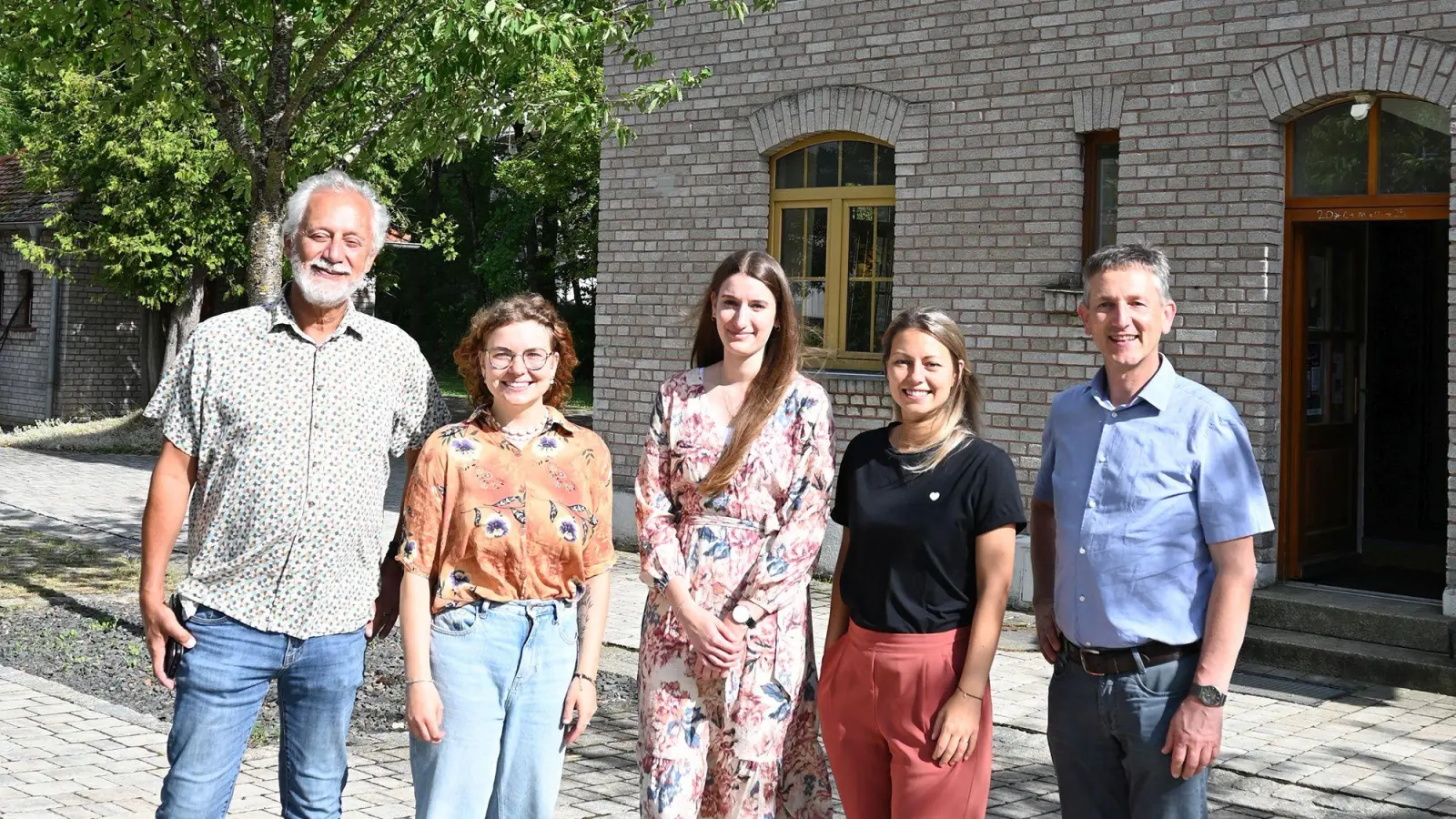 Sie haben sich dafür eingesetzt, dass es in Ursensollen einen Jugendtreff gibt: Bürgermeister Albert Geitner (r.), sein Stellvertreter Norbert Mitlmeier (l.), die Gemeindlichen Jugendpflegerinnen Leonie Böhnke und Veronika Scherer sowie Nadine Wagner von der Kommunalen Jugendarbeit (v.l.n.r.) vor dem alten Bahnhofsgebäude. (Bild: Claudia Klinger/Don Bosco Ensdorf)