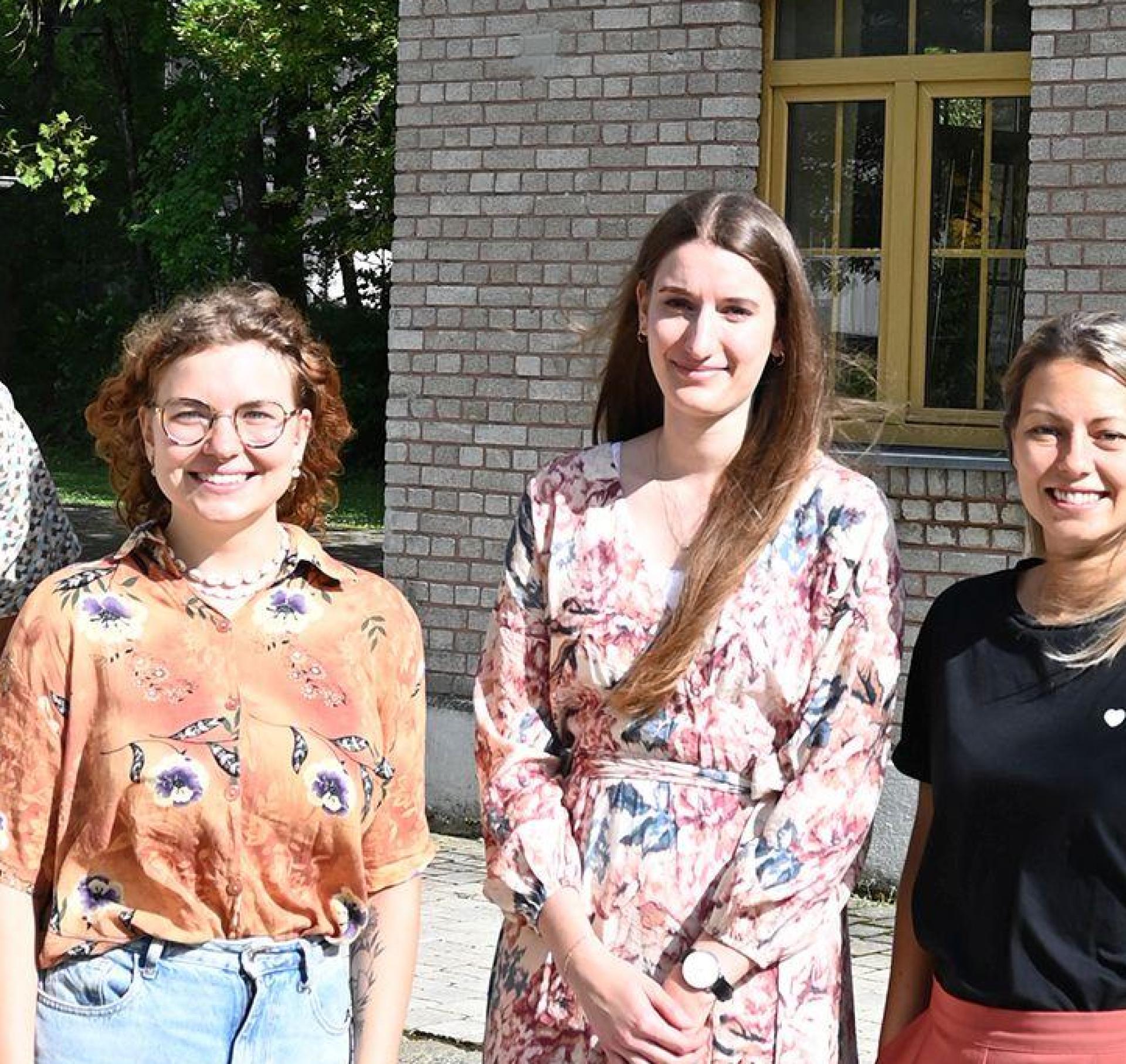 Sie haben sich dafür eingesetzt, dass es in Ursensollen einen Jugendtreff gibt: Bürgermeister Albert Geitner (r.), sein Stellvertreter Norbert Mitlmeier (l.), die Gemeindlichen Jugendpflegerinnen Leonie Böhnke und Veronika Scherer sowie Nadine Wagner von der Kommunalen Jugendarbeit (v.l.n.r.) vor dem alten Bahnhofsgebäude. (Bild: Claudia Klinger/Don Bosco Ensdorf)