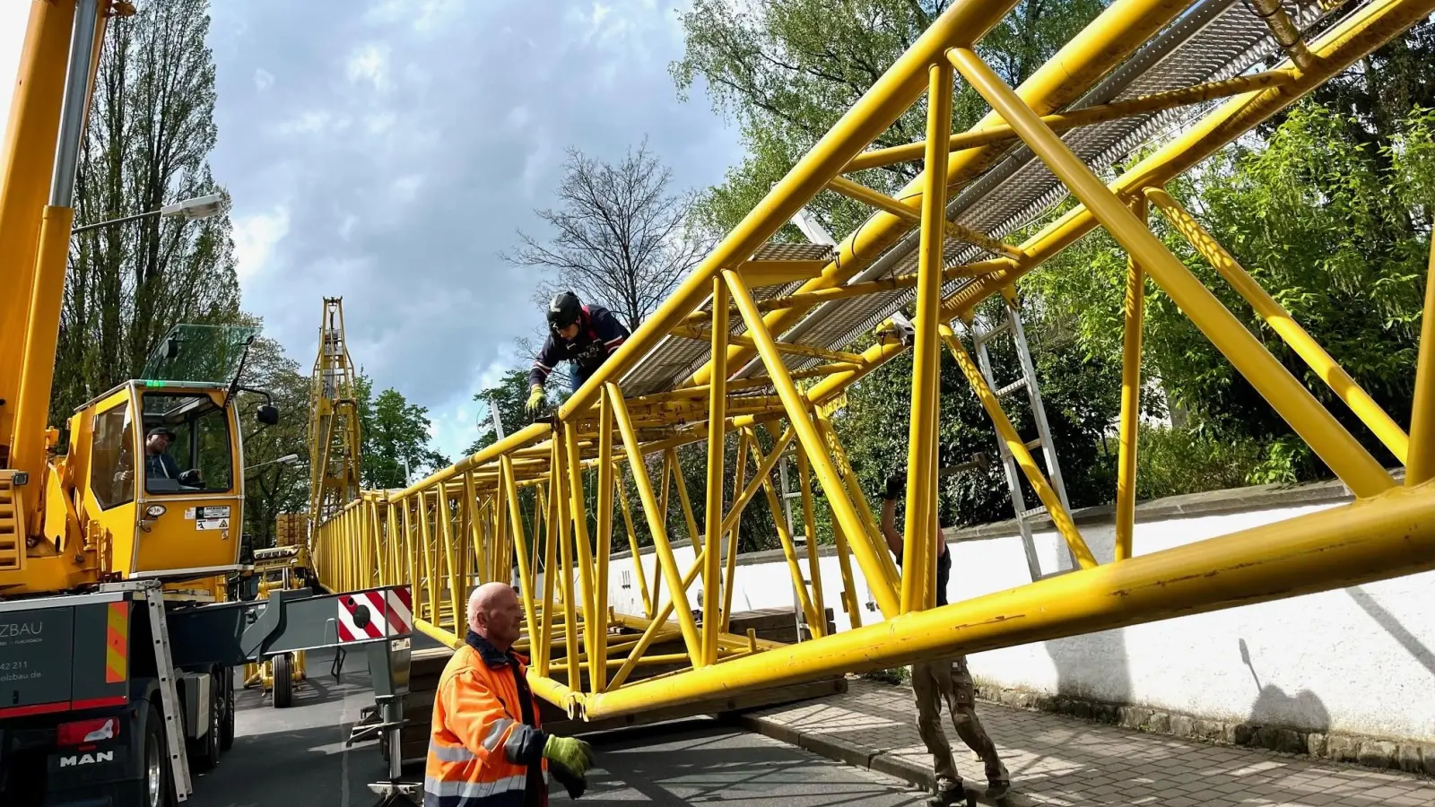 Weil ein Mobilkran aufgestellt wird, wird der Kirchweg in Sulzbach-Rosenberg am 24. Februar voll gesperrt. (Symbolbild: Gabi Schönberger)