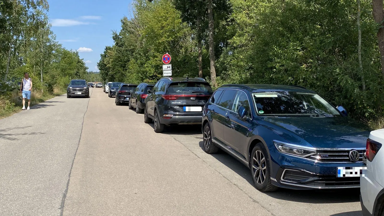 Vor allem am Murner See waren am Wochenende zahlreiche Rettungswege zugeparkt, für die Einsatzkräfte war kaum ein Durchkommen möglich. (Bild: Polizeiinspektion Schwandorf/exb)