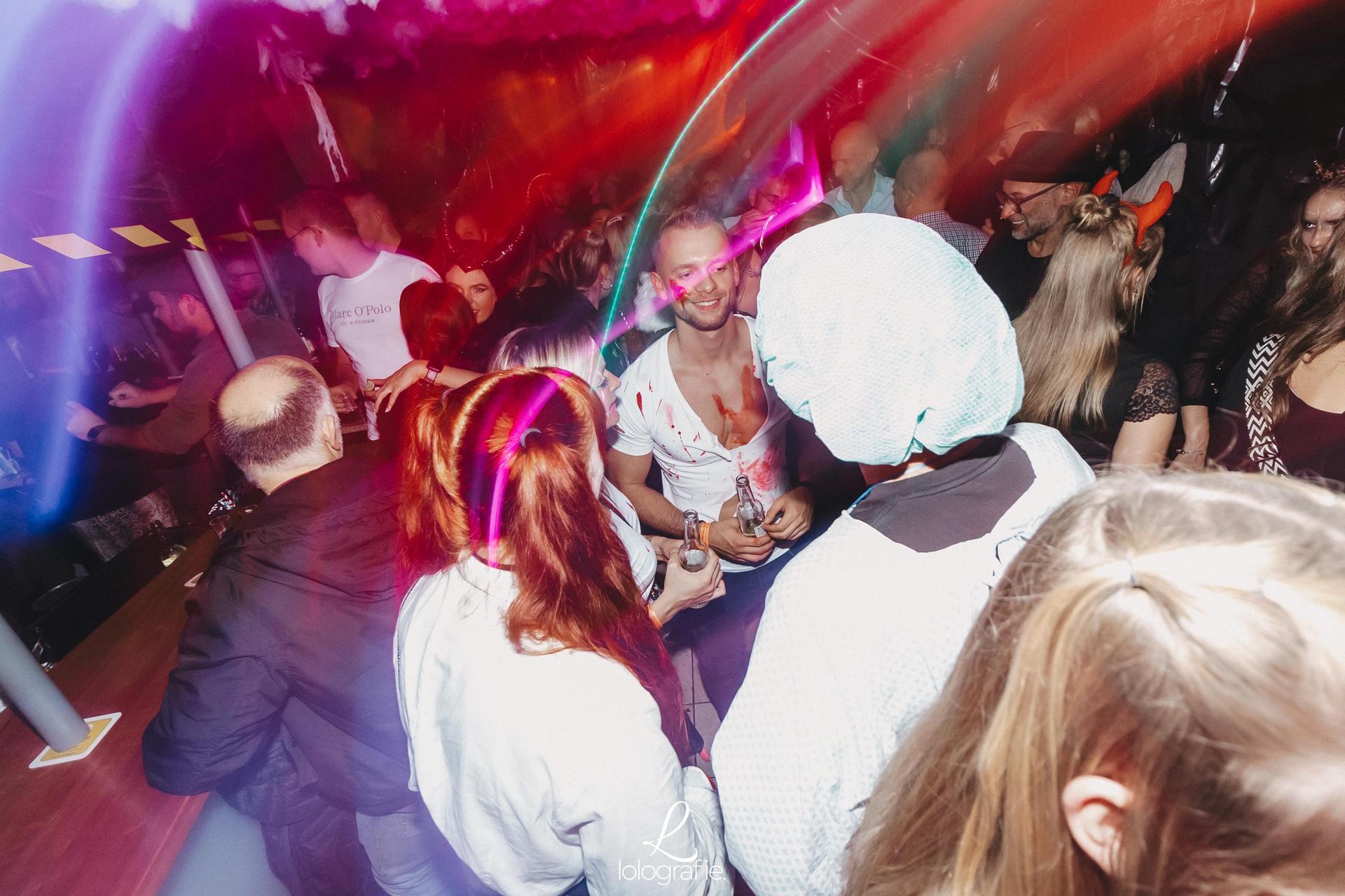 Das Colomba war in der Halloween-Nacht proppenvoll - und geile Verkleidungen gab es auch zu sehen. (Bild: Leonie Hartung)