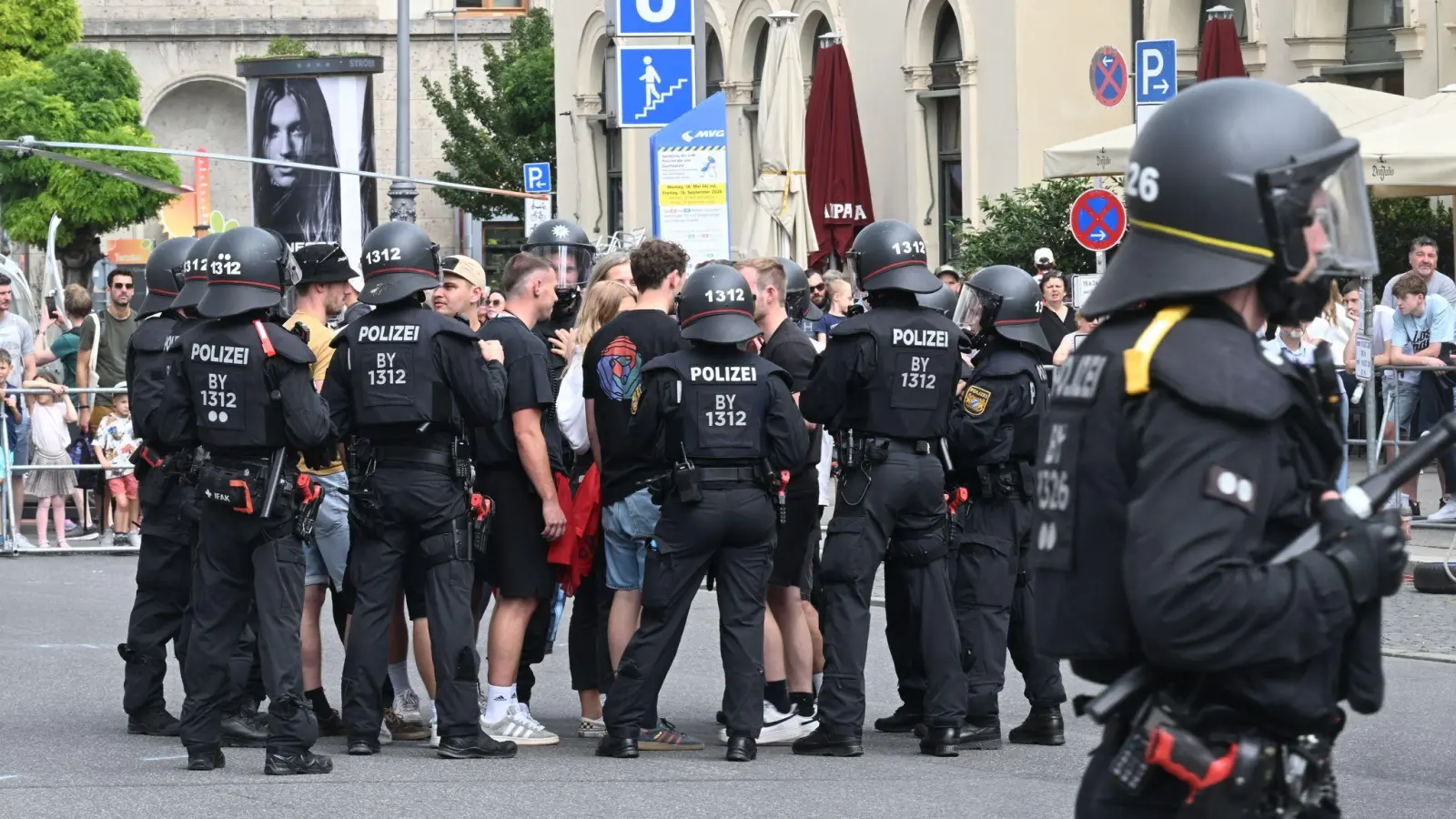 Das Bundesamt für Verfassungsschutz warnt davor, dass linksextreme Gruppen die deutschlandweiten Jugendproteste unterwandern und für ihre Zwecke missbrauchen könnten. (Symbolbild) (Bild: Felix Hörhager/dpa)