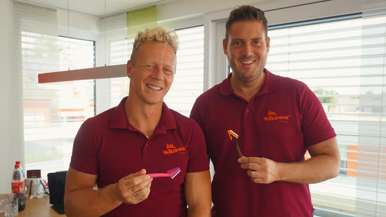 Dominik Greiler (links) und Christoph Micko haben einen Rasierer für die Haare zwischen den Pobacken entwickelt. (Archivbild: jut)