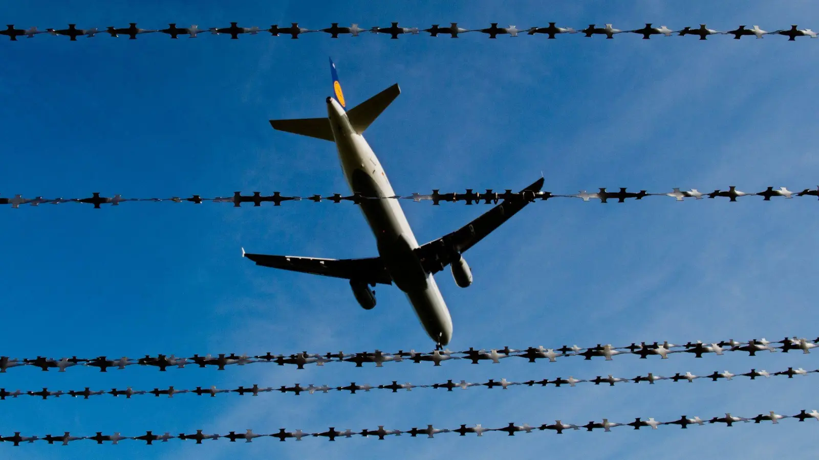 Er sei noch in der Nacht nach Portugal ausgeflogen worden, teilte seine Anwältin mit. (Symbolbild) (Bild: Julian Stratenschulte/dpa)