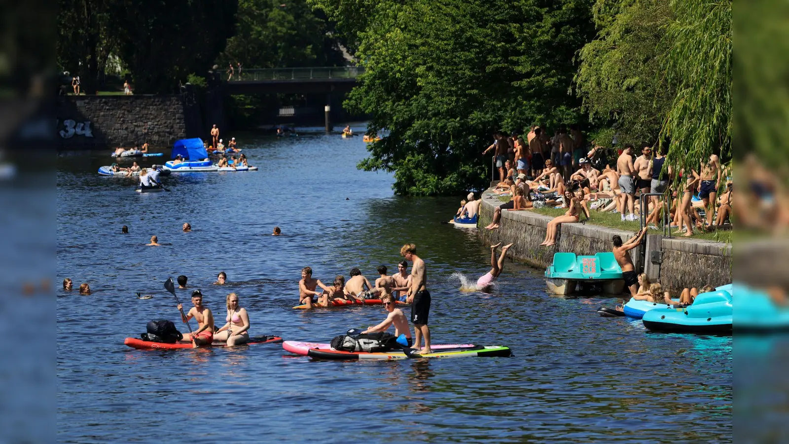 Die hohen Temperaturen werden auch am Sonntag viele Menschen ans Wasser ziehen. (Bild: Christian Charisius/dpa)