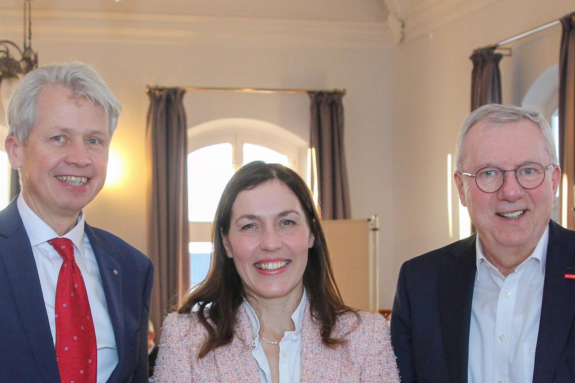 Hochschulpräsident Professor Dr. Clemens Bulitta (links) und Hochschulratsvorsitzender Jürgen Kilger mit der neuen OTH-Vizepräsidentin Professor Dr. Julia Heigl. (Bild: Wiesel/OTH Amberg-Weiden)
