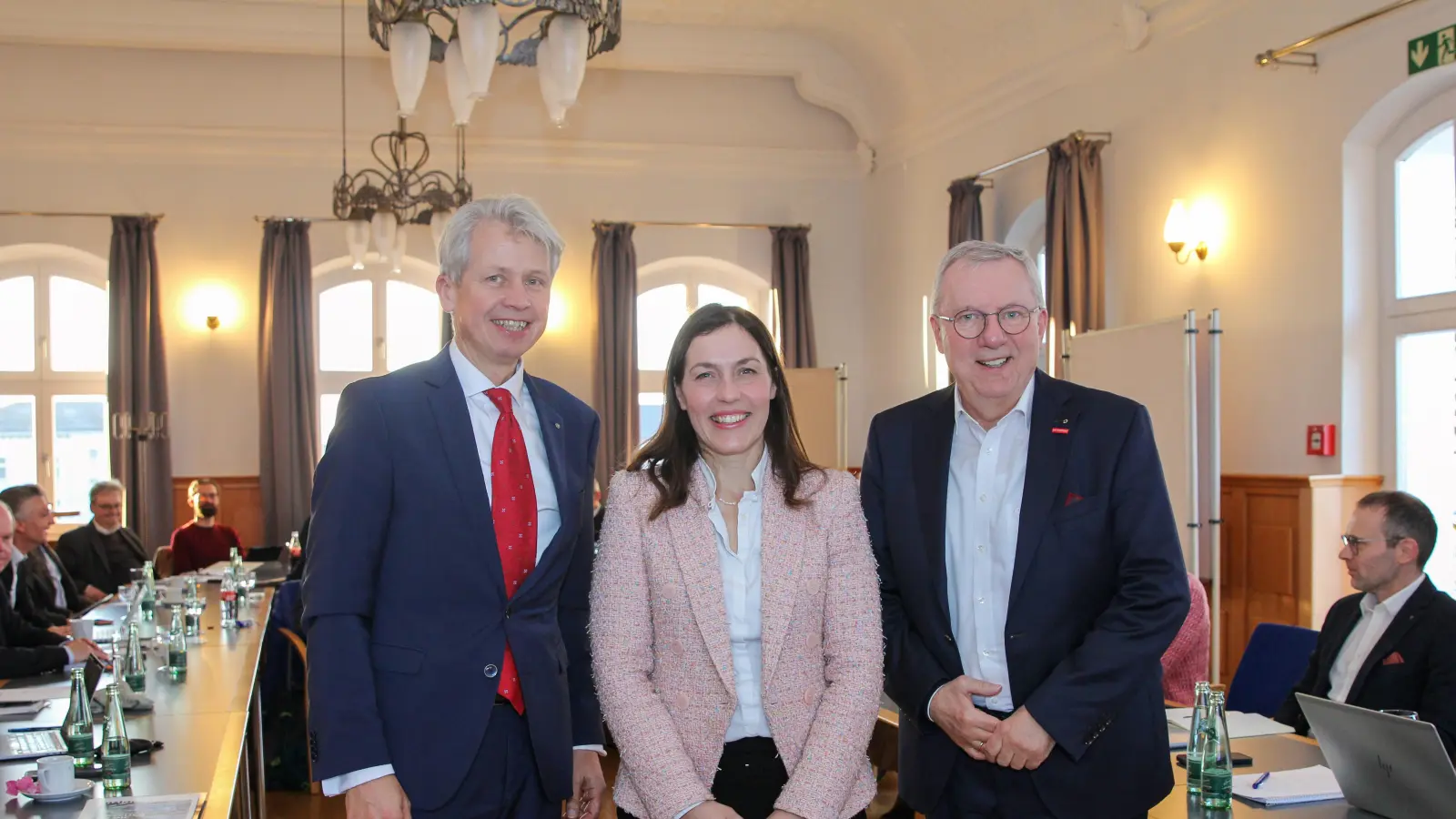 Hochschulpräsident Professor Dr. Clemens Bulitta (links) und Hochschulratsvorsitzender Jürgen Kilger mit der neuen OTH-Vizepräsidentin Professor Dr. Julia Heigl. (Bild: Wiesel/OTH Amberg-Weiden)