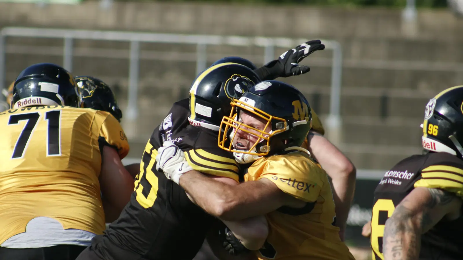 Zur Sache ging&#39;s am Sonntag im Stadion am Schanzl, als die Amberg Mad Bulldogs die Munich Cowboys II im Griff hatten. (Bild: Michael Sandner (Amberg Mad Bulldogs)/exb)