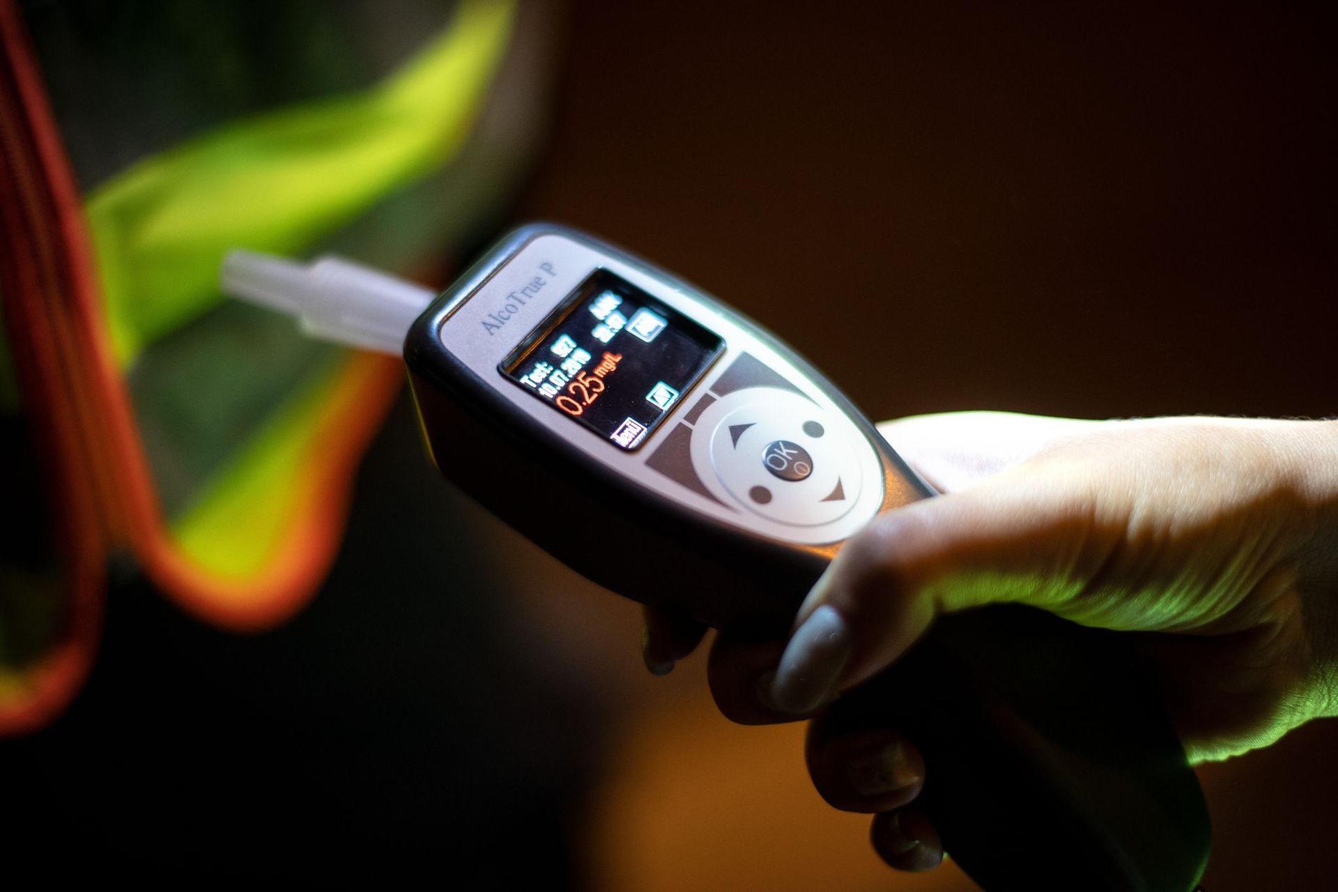 Ein 21-Jähriger verletzt sich leicht, als sein Auto bei Hirschau von der Straße abkommt. Der Alkoholtest fällt positiv aus. (Symbolbild: Sina Schuldt/dpa)