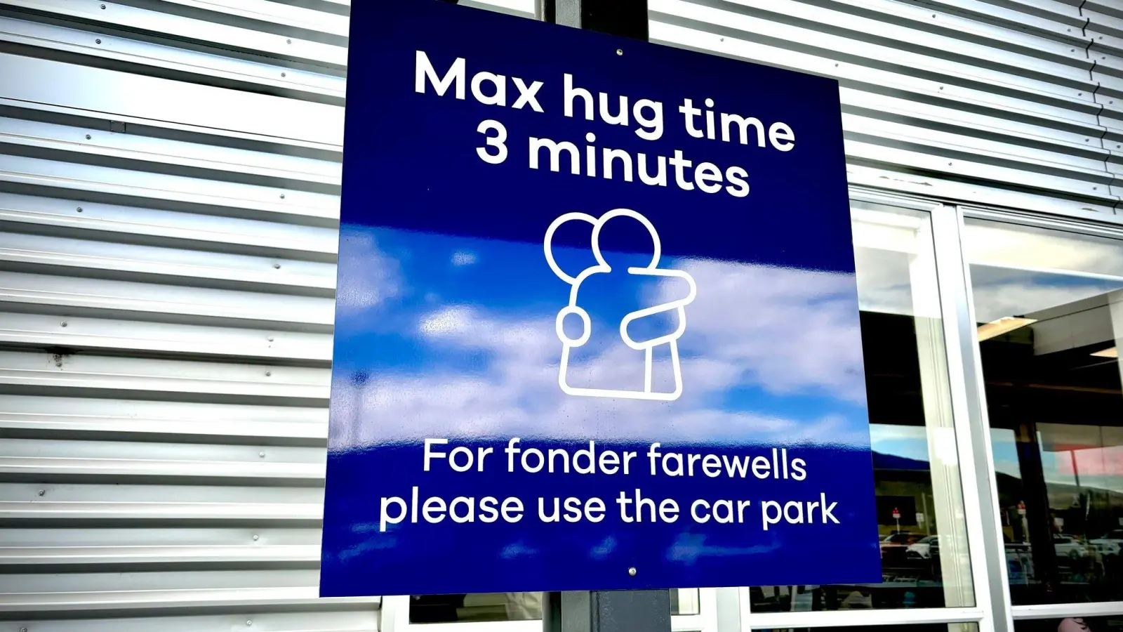 Das Schild hat weltweit Schlagzeilen gemacht - sehr zur Freude der Macher.  (Bild: Sarah Soper/Dunedin Airport/AP/dpa)