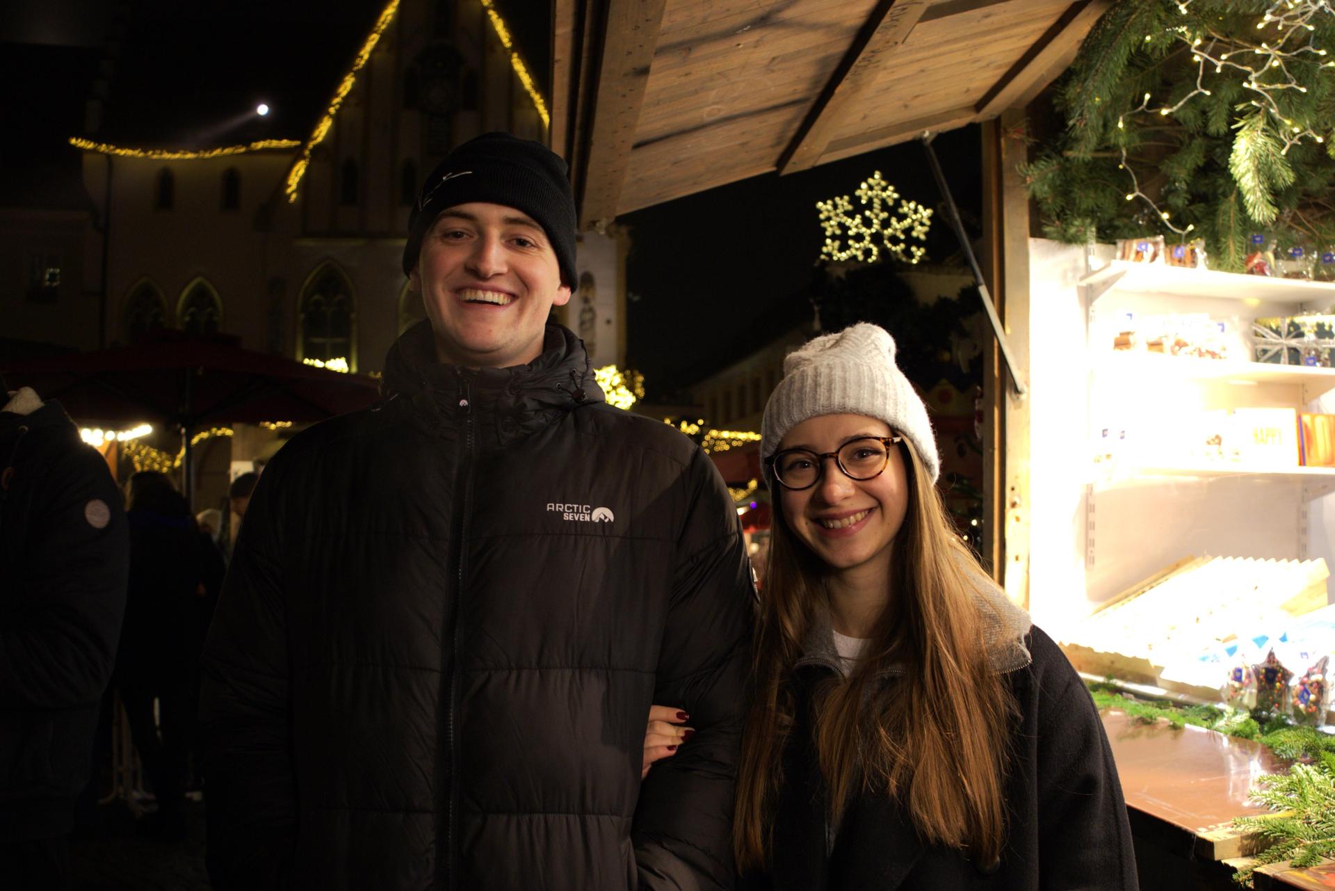Karaoke auf dem Amberger Weihnachtsmarkt. Das sind die besten Bilder. (Bild: mni)