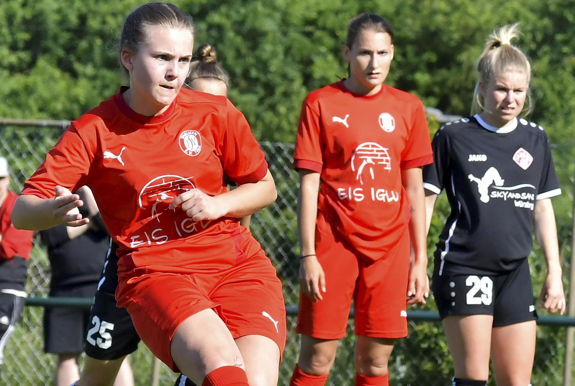 Pia Lehner (links/Szene aus einem früheren Spiel) ist bei Theuern wieder dabei. (Archivbild: Hubert Ziegler)