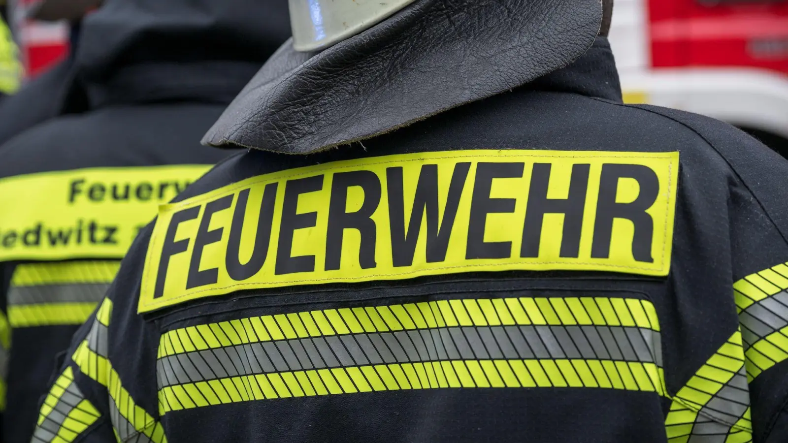 60 Einsatzkräfte löschten einen Brand in einem Wohnhaus in Wernberg-Köblitz. (Symbolbild: Daniel Vogl/dpa)