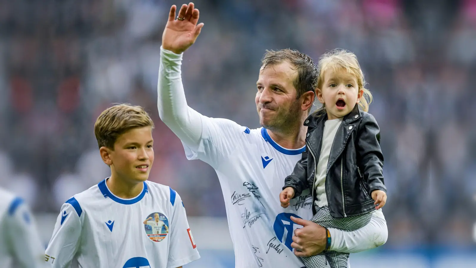 Rafael van der Vaart mit seinen Kindern Damian (l) und Jeslyn 2019 bei seinem Abschiedsspiel. (Bild: Axel Heimken/dpa/Archiv)