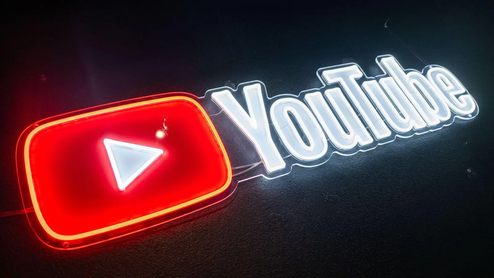 Bei YouTube soll künftig per KI generierte oder veränderte Musik gekennzeichnet werden. (Archivbild) (Bild: Christophe Gateau/dpa)