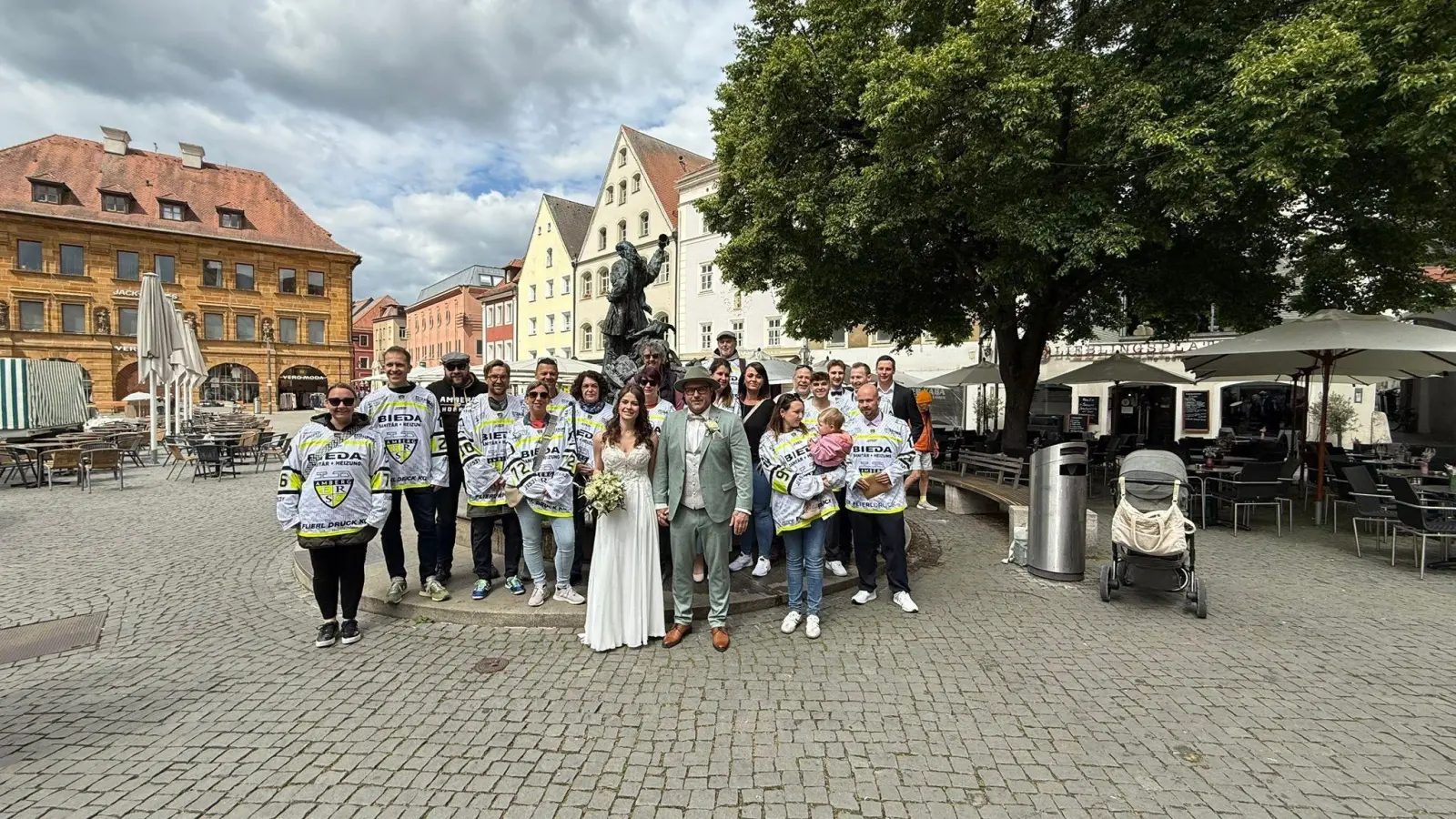 Das Brautpaar Tamara und Daniel Krieger im Kreise von Vertretern des ERSC Amberg und Freunden. (Bild: Stefan Zintl)