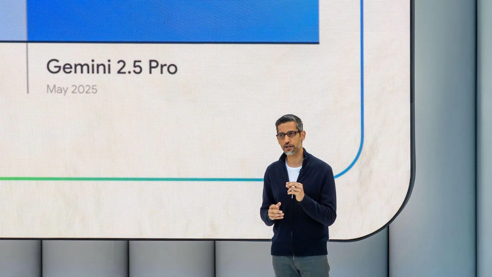 Google-Chef Sundar Pichai spricht über Gemini, Googles Antwort auf ChatGPT und Co. (Bild: Andrej Sokolow/dpa)