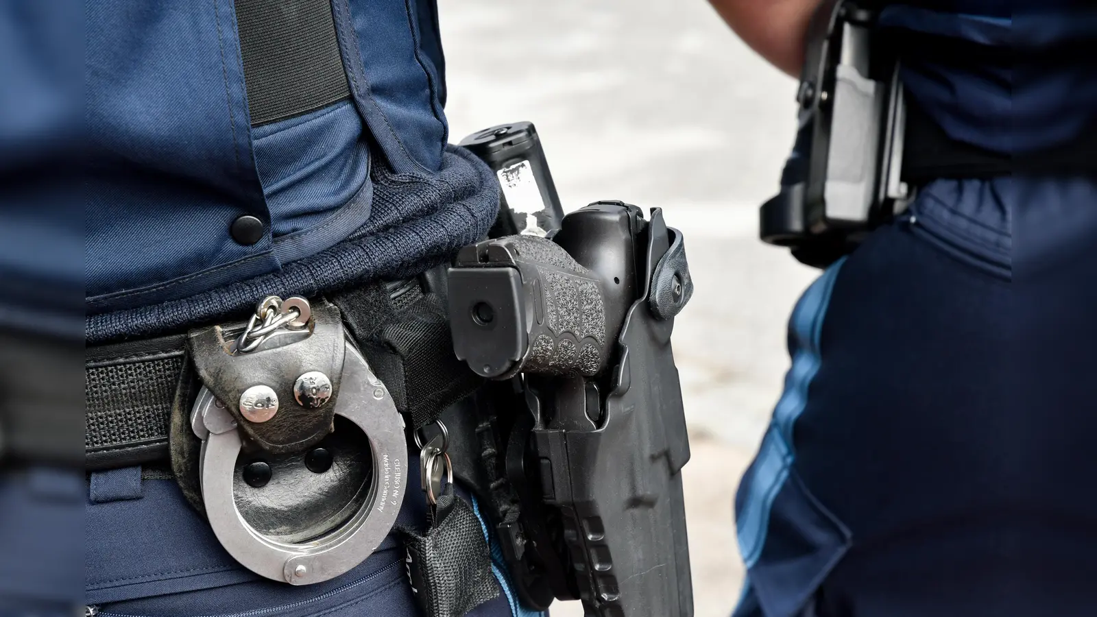 Weil nicht klar war, ob der Aggressor auch zu den im Haus gelagerten Jagdwaffen greift, wurden Polizisten aus gleich drei Dienststellen zu einem Einsatz in Neukirchen geschickt. (Symbolbild: Petra Hartl)