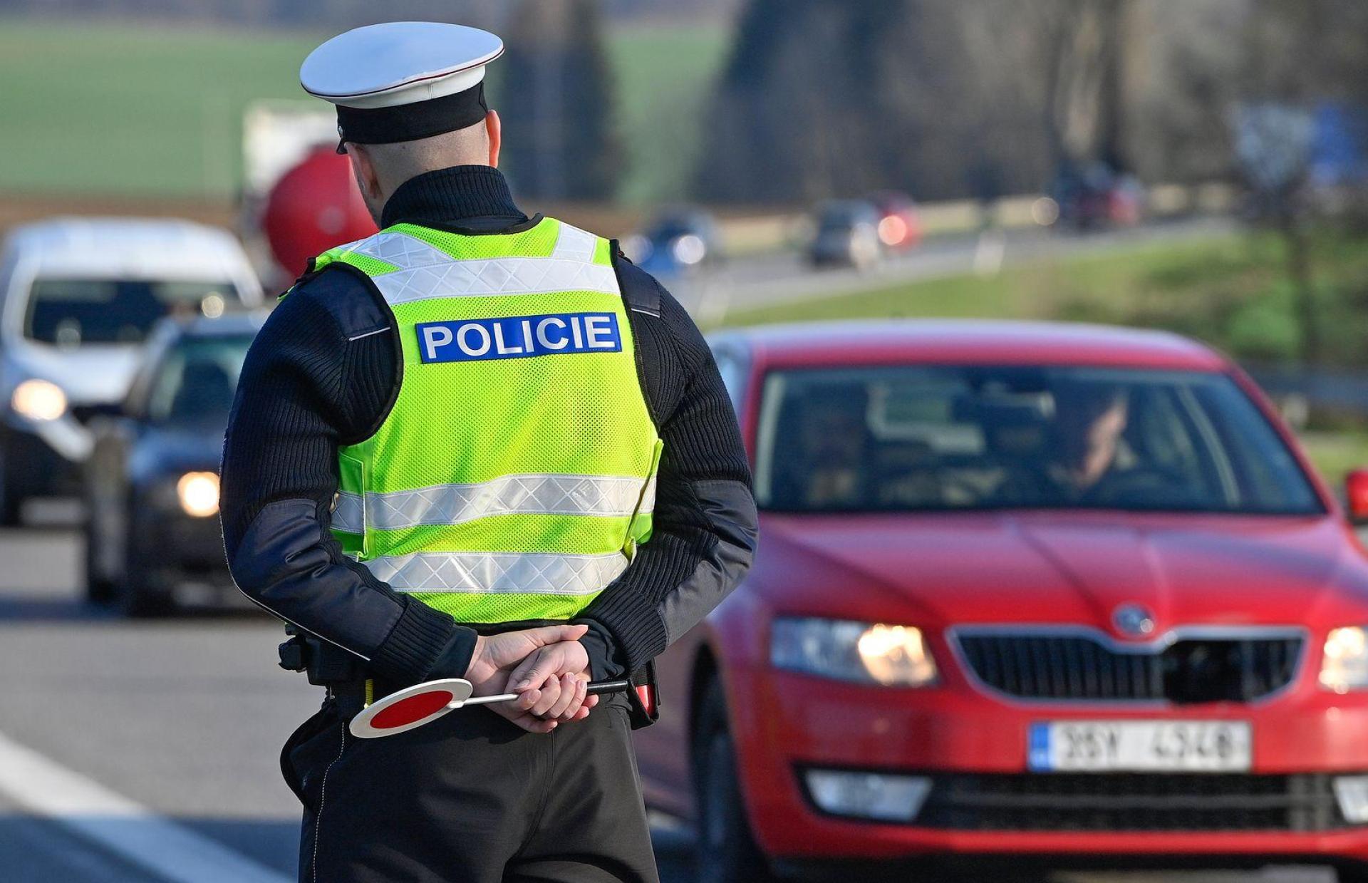 Ein Polizist beobachtet in Tschechien den Verkehr. (Symbolbild) (Bild: Pavlíèek Lubo/CTK/dpa)