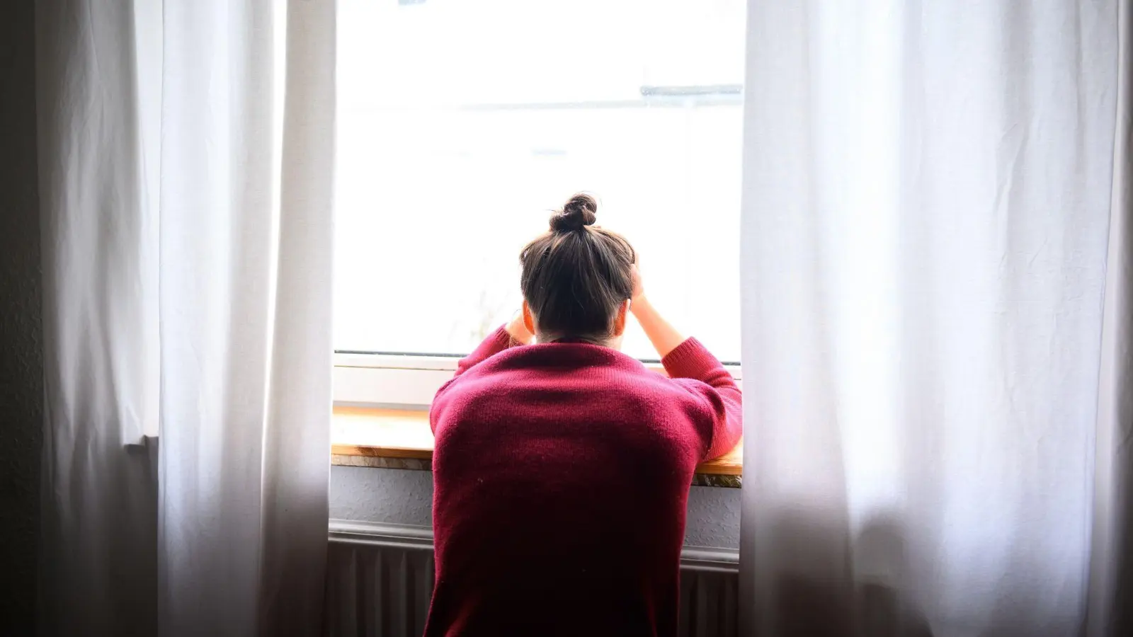 Bei Depressionen solltet ihr euch rechtzeitig Hilfe holen.  (Bild: Jonas Walzberg/dpa)