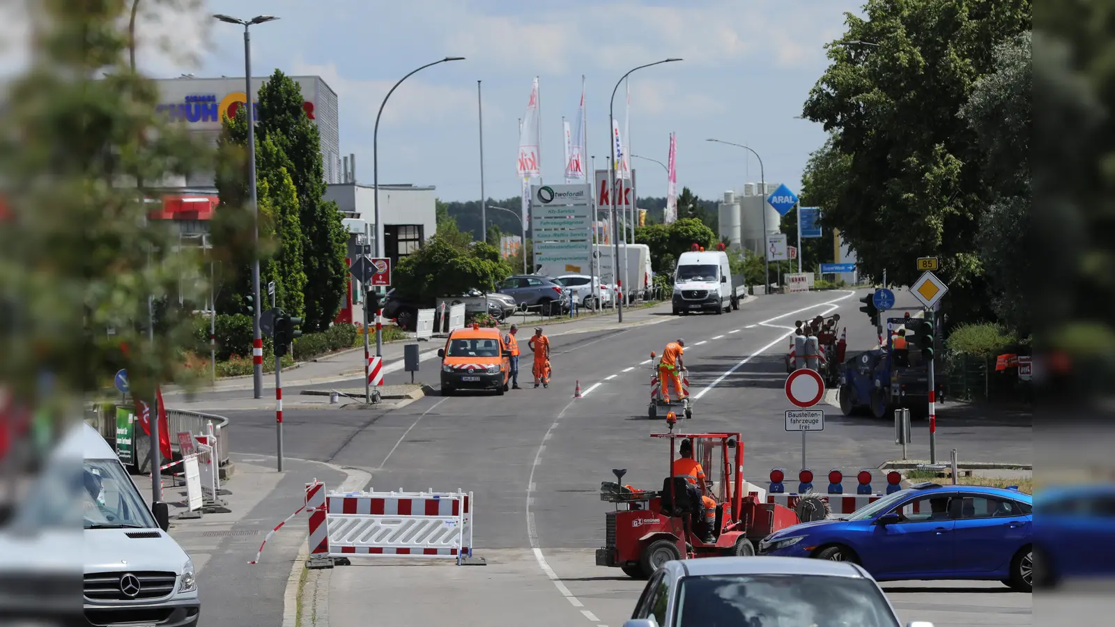 Die Arbeiten in der Regensburger Straße schreiten voran. Das noch gesperrte Teilstück wird am Freitag, 7. Juli, im Laufe des Tages für den Verkehr freigegeben. (Bild: Wolfgang Steinbacher)