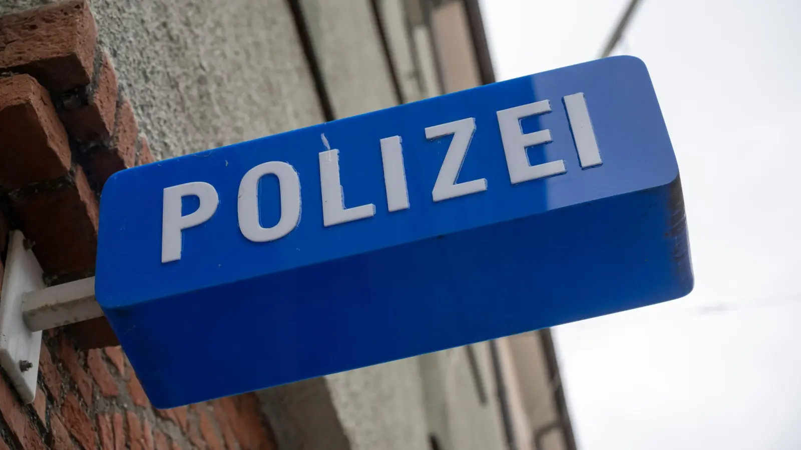 In Amberg wurde die Heckscheibe eines Audis beschädigt. Die Polizei ermittelt und sucht Zeugen. (Symbolbild: Peter Kneffel/dpa)