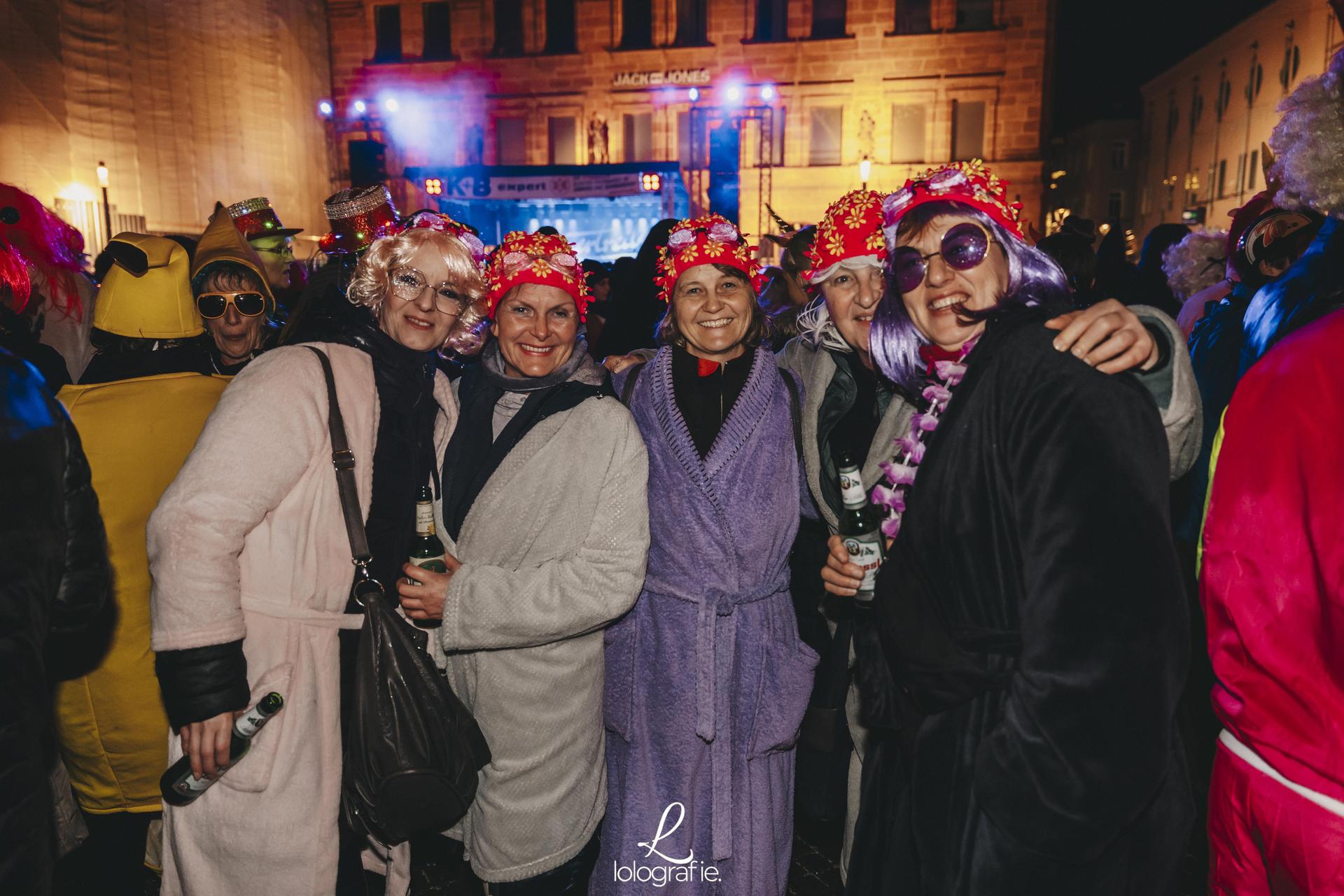 Hexennacht in Amberg. Die Fotos vom Weiberfasching am Marktplatz, exklusiv auf Amberg24.de (Bild: Lolografie)