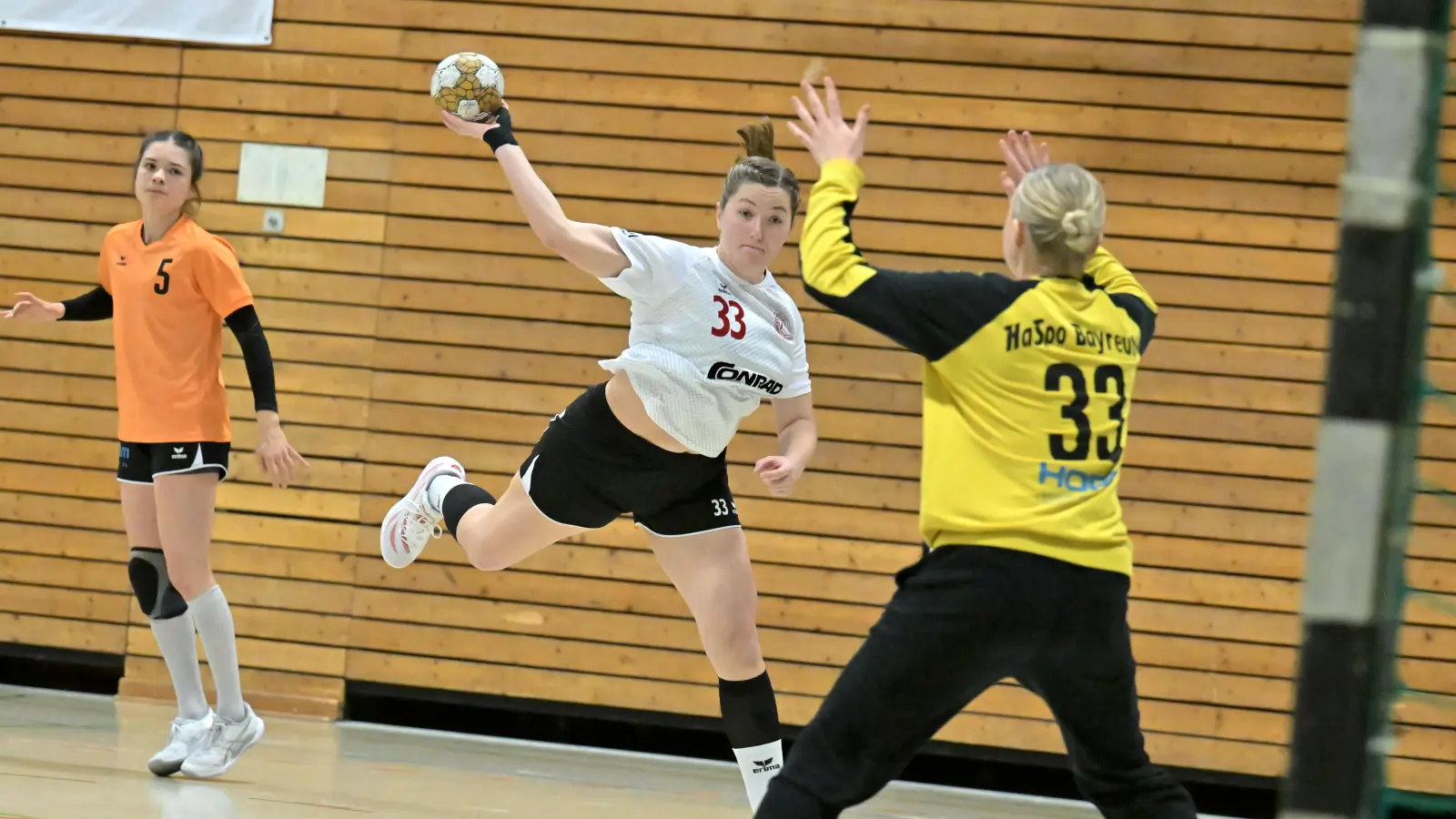 Für Franziska Mutzbauer (Mitte) und die Oberliga-Handballerinnen des HC Sulzbach geht es am kommenden Wochenende gegen den TSV Roßtal.  (Archivbild: Hubert Ziegler)