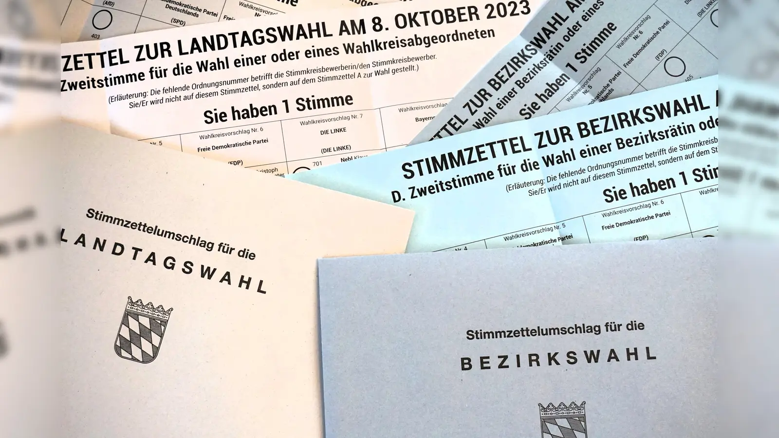 Der blaue Zettel steht übrigens für die Bezirkswahl.  (Bild: jut)