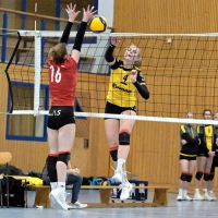 Kapitänin Julia Polito (gelbes Trikot) vom SV Hahnbach befördert den Ball mit einem kräftigen Schmetterschlag in die Hälfte des TV/DJK Hammelburg. (Bild: Hubert Ziegler)