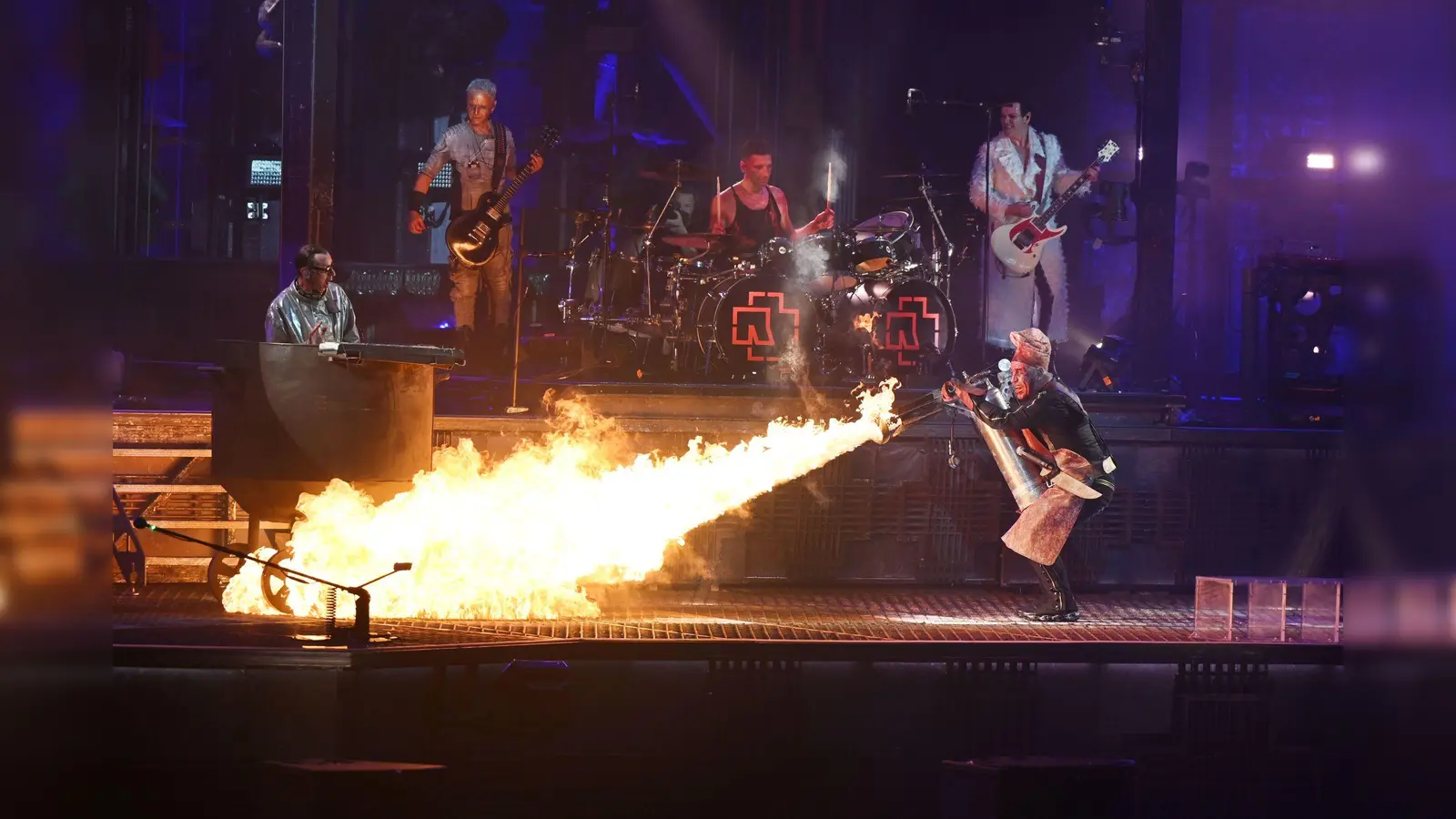 Rammstein Frontsänger Till Lindemann (r) feuert auf der Bühne mit einem Flammenwerfer auf Band-Mitglied Christian Lorenz (l) während des Titels „Mein Teil“ im Rahmen ihrer Deutschland-Tournee mit dem neuen Album „Zeit“. (Archivbild: Malte Krudewig/dpa)