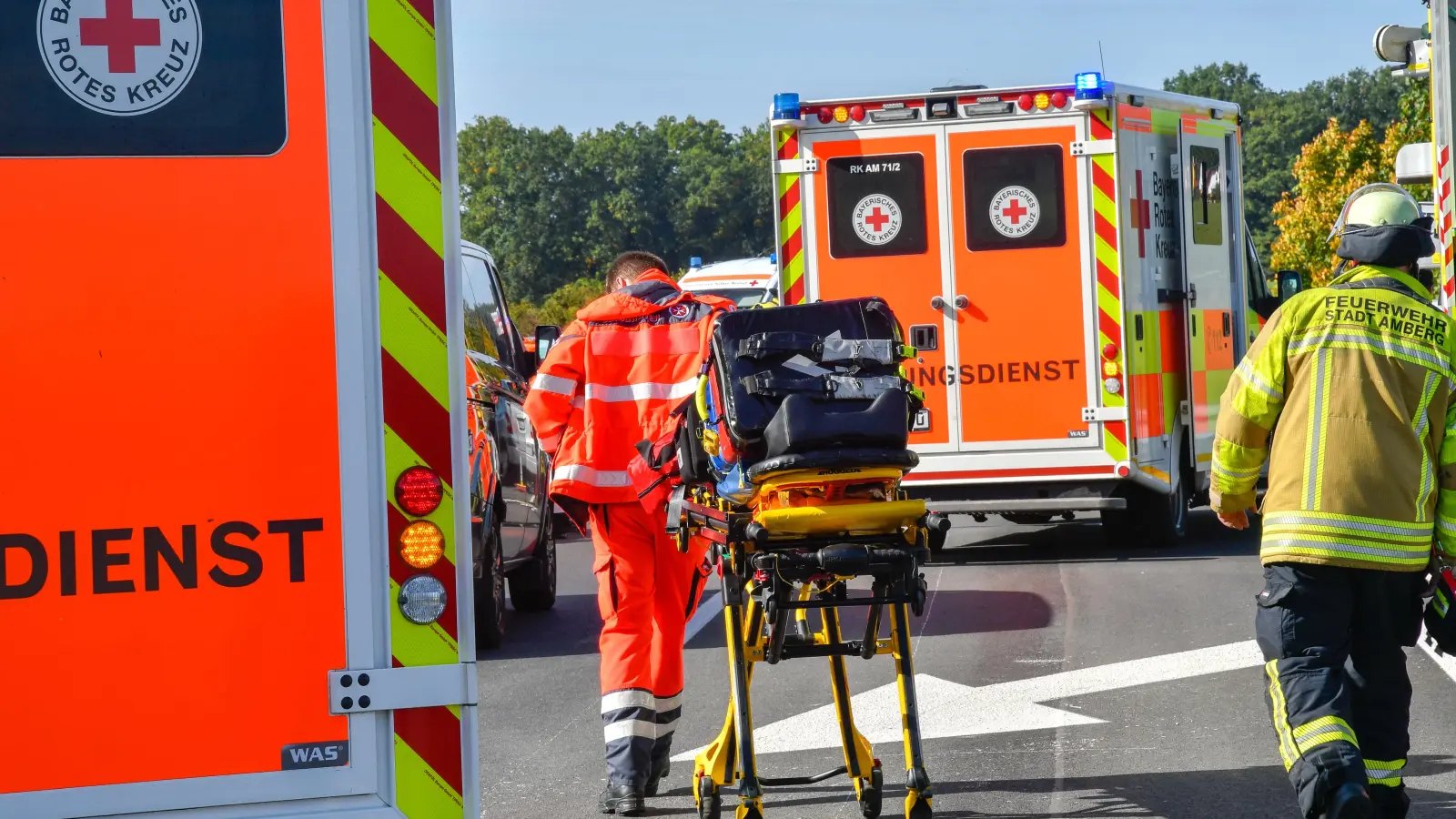 Bei einem Frontalzusammenstoß zweier Pkw am Freitagnachmittag auf der B85 wurden fünf Personen schwer verletzt; darunter auch eine Familie mit zwei Kindern. Viele Rettungskräfte waren schnellstens vor Ort, um zu helfen. (Bild: Petra Hartl)
