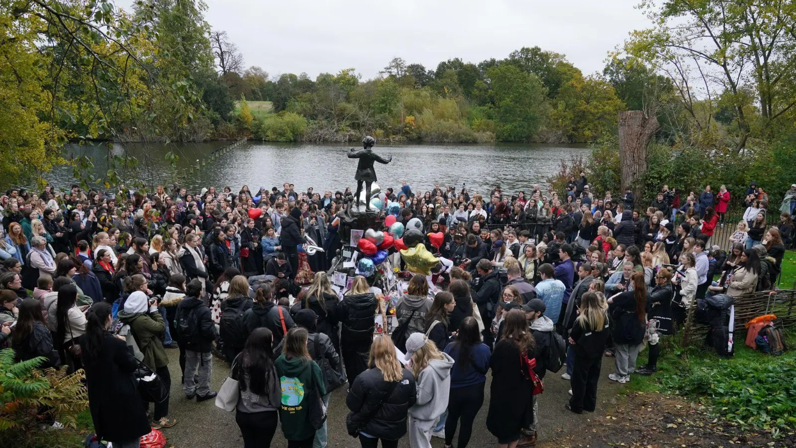 Die Trauernden versammelten sich im Hyde Park. (Bild: Jonathan Brady/PA Wire/dpa)
